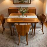 Table à manger avec quatre chaises, première moitié du 20e siècle. Après rénovation.