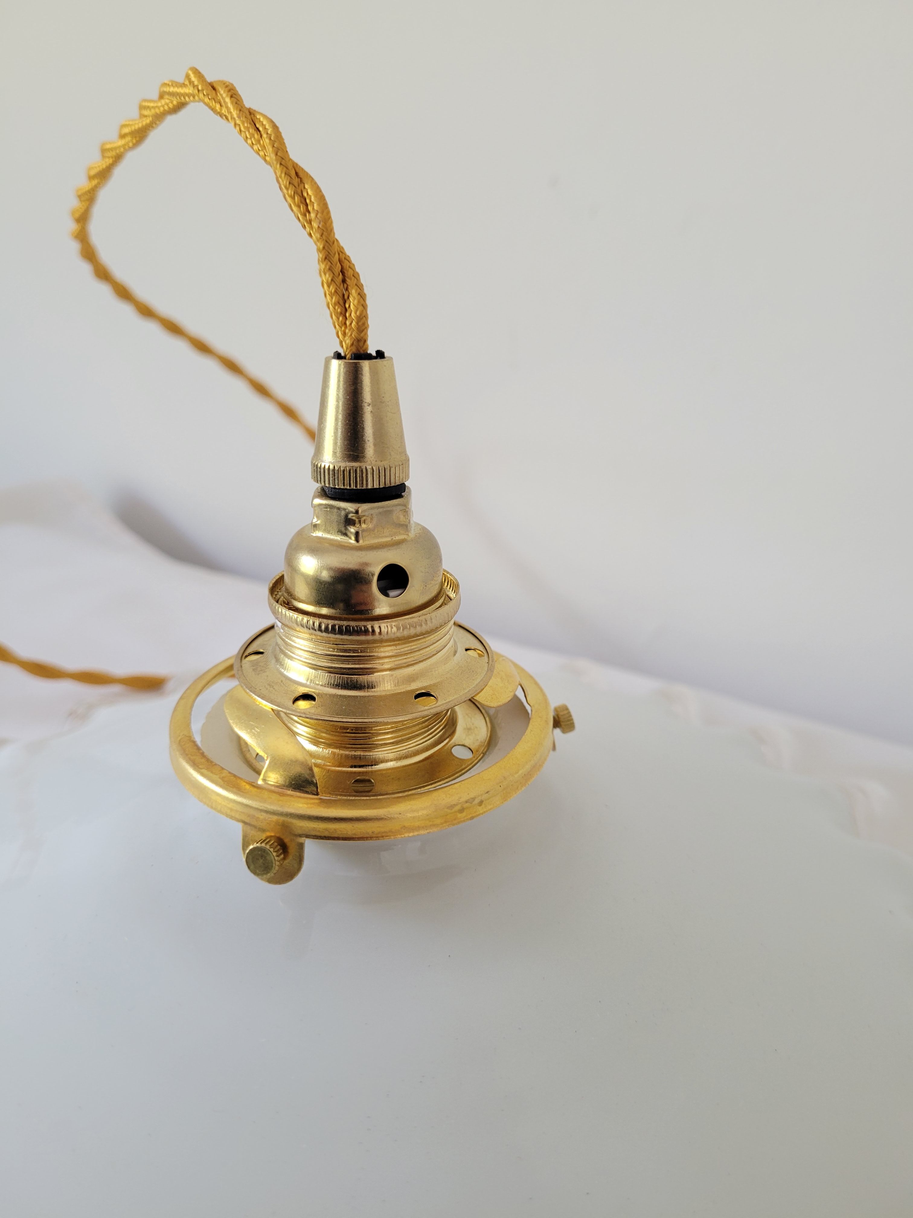 Serrated opaline suspension