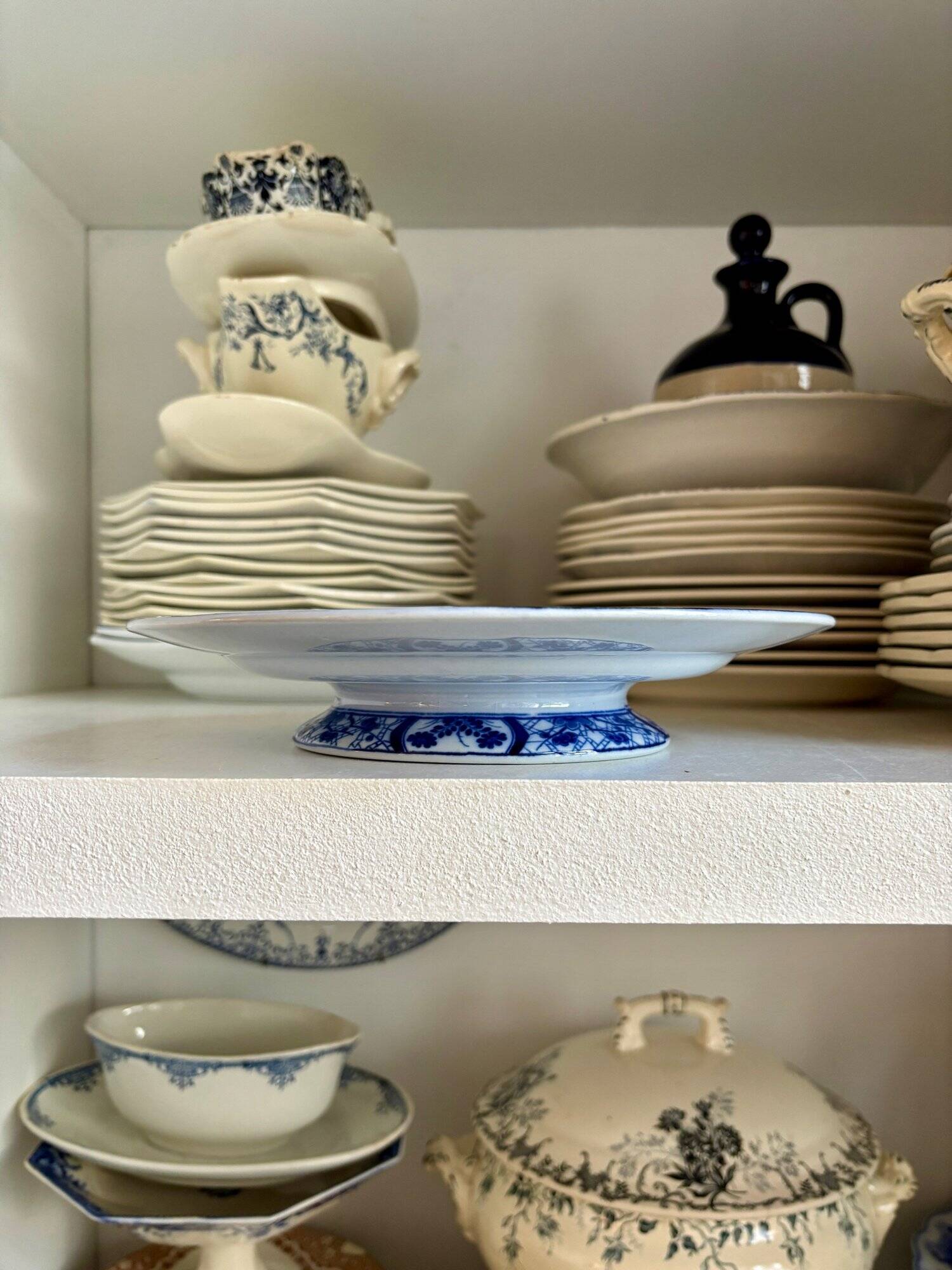 Assiette à gâteau Creil et Montereau en faïence bleue, service "Japon" vers 1895