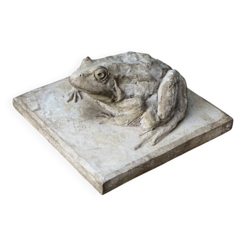 Grenouille en ciment, signée A. Picot