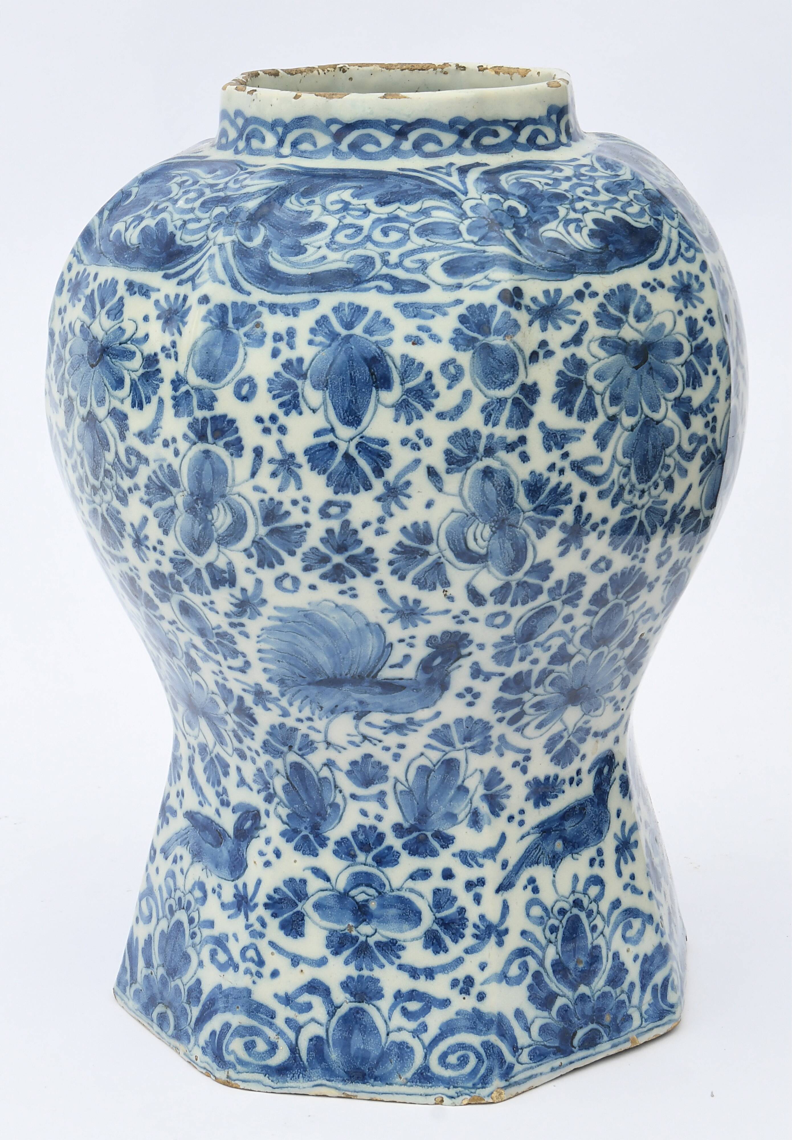Vase en faïence à décor blanc-bleu d'oiseaux