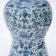 Vase en faïence à décor blanc-bleu d'oiseaux