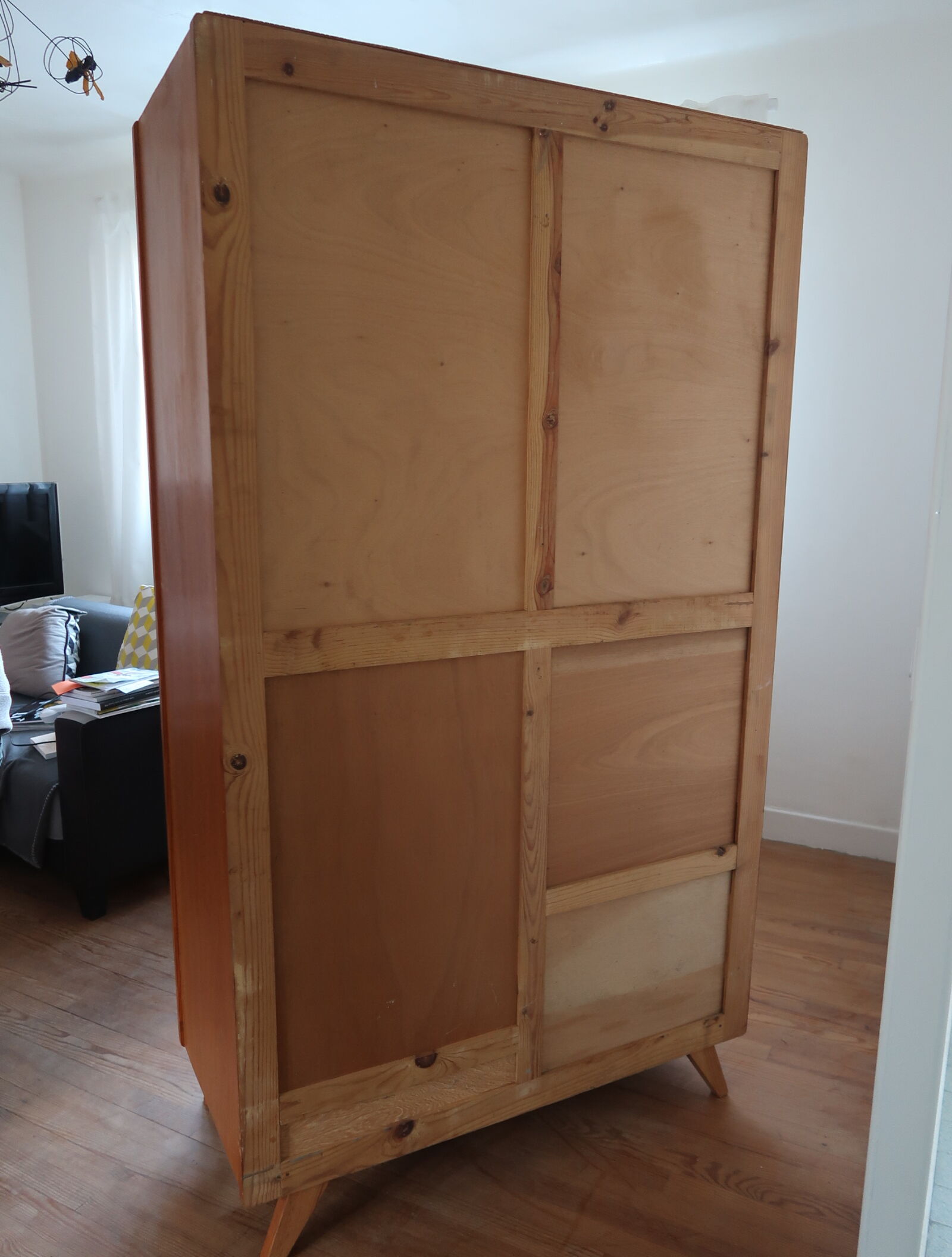 Armoire pieds compas
