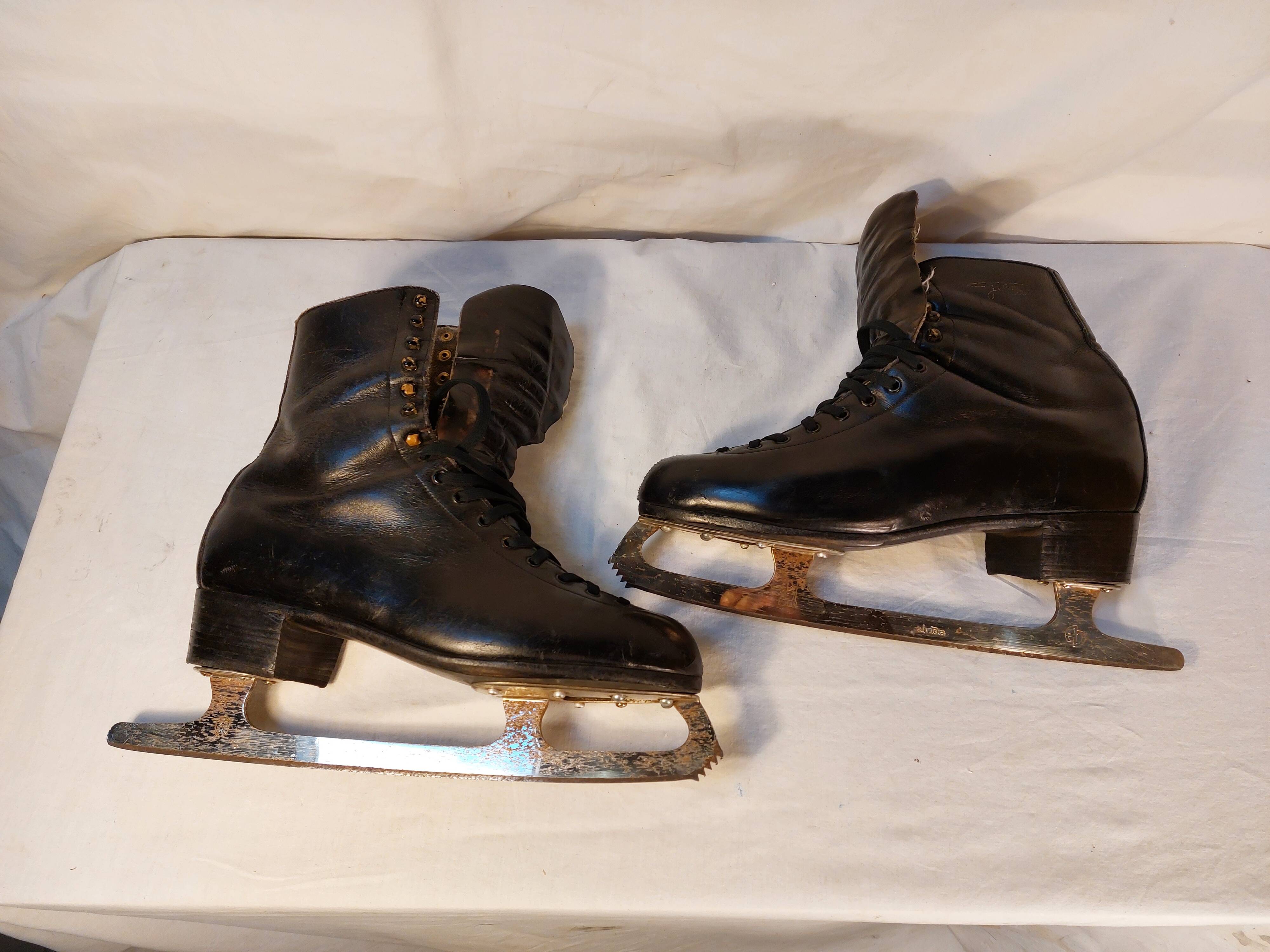 Pair of vintage ice skates Alviera
