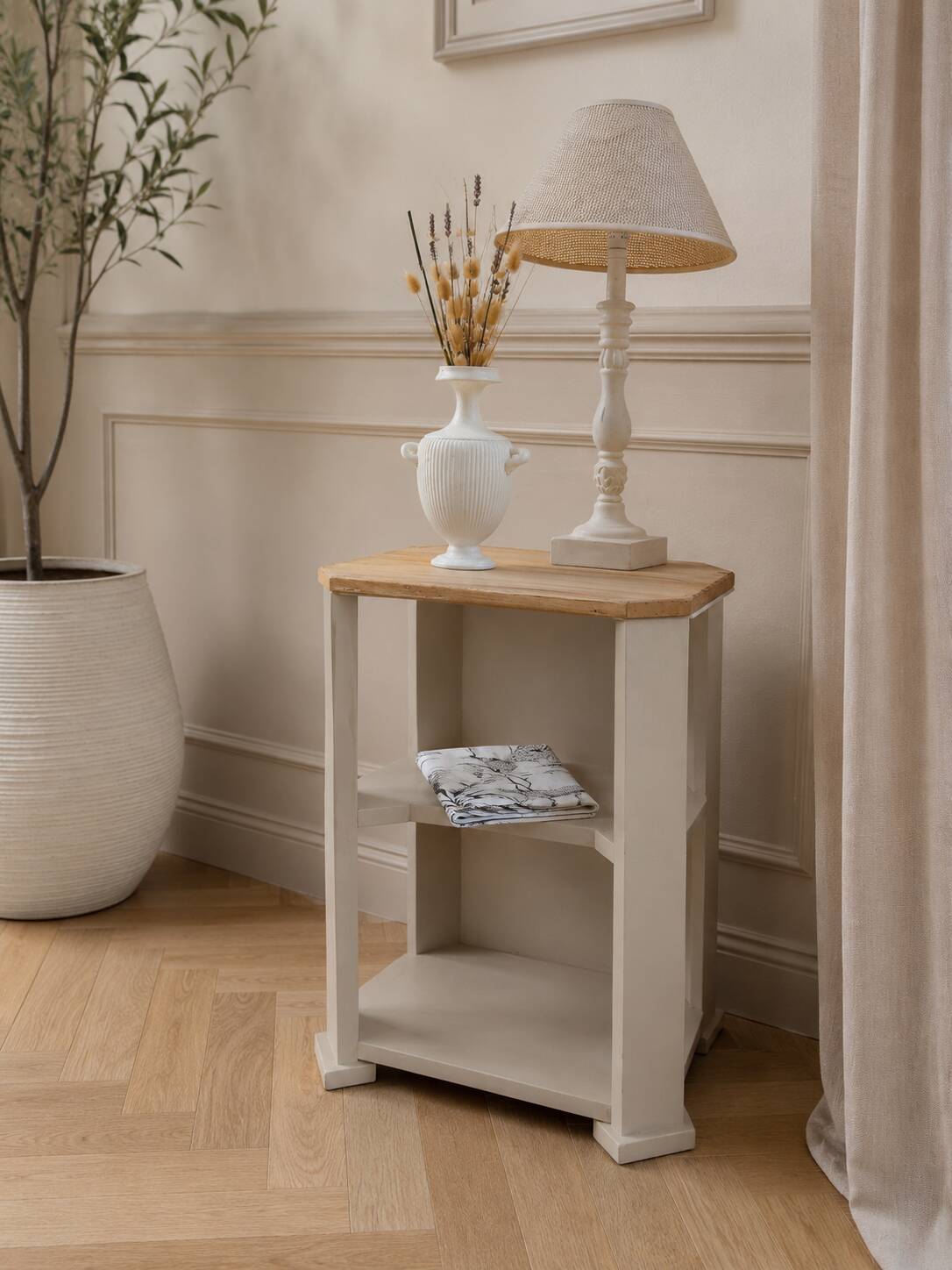 Bouts de canapé, meuble d'appoint vintage réenchanté en beige.