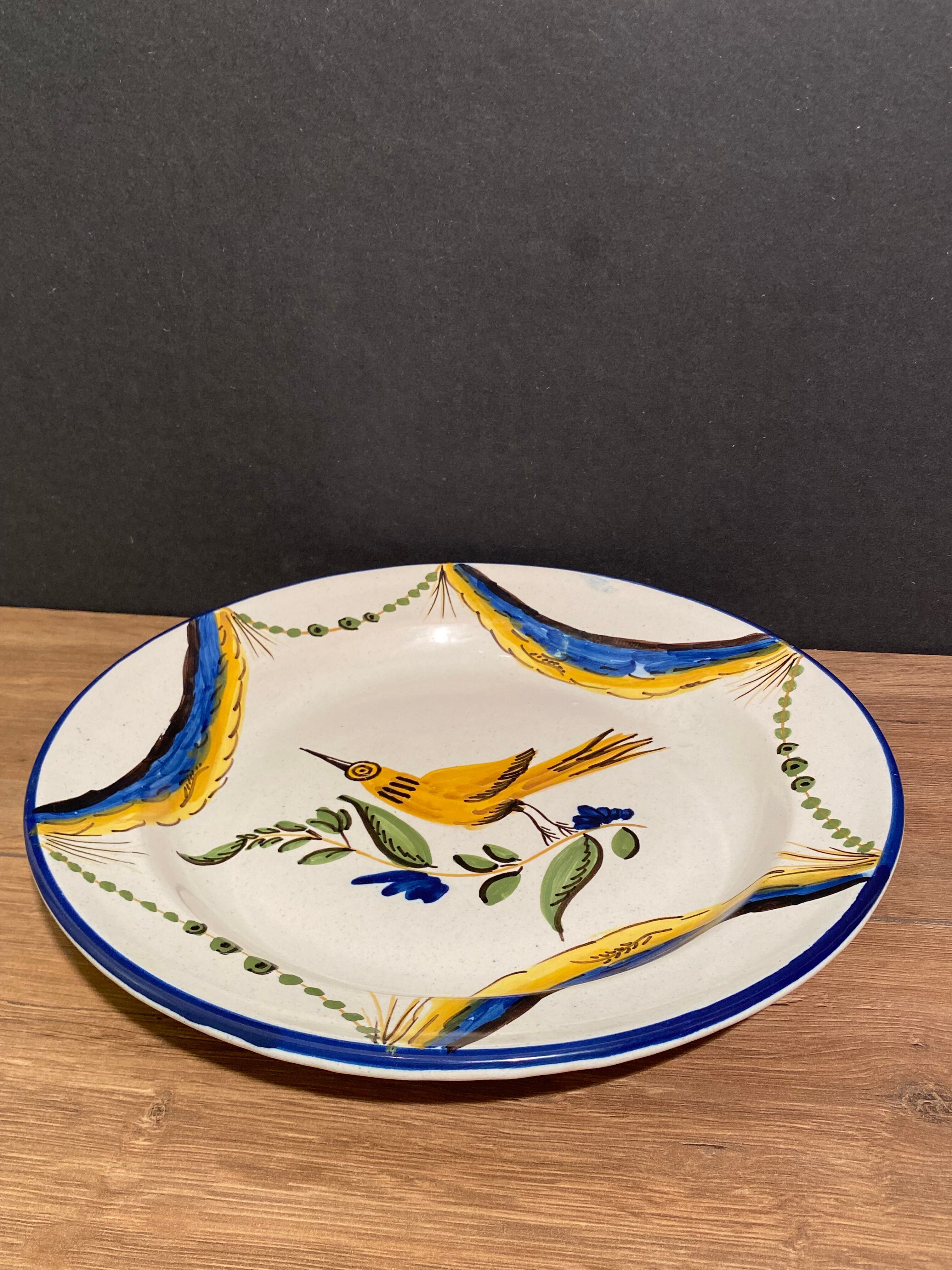 Grand plat en faïence signée à décor d'oiseau