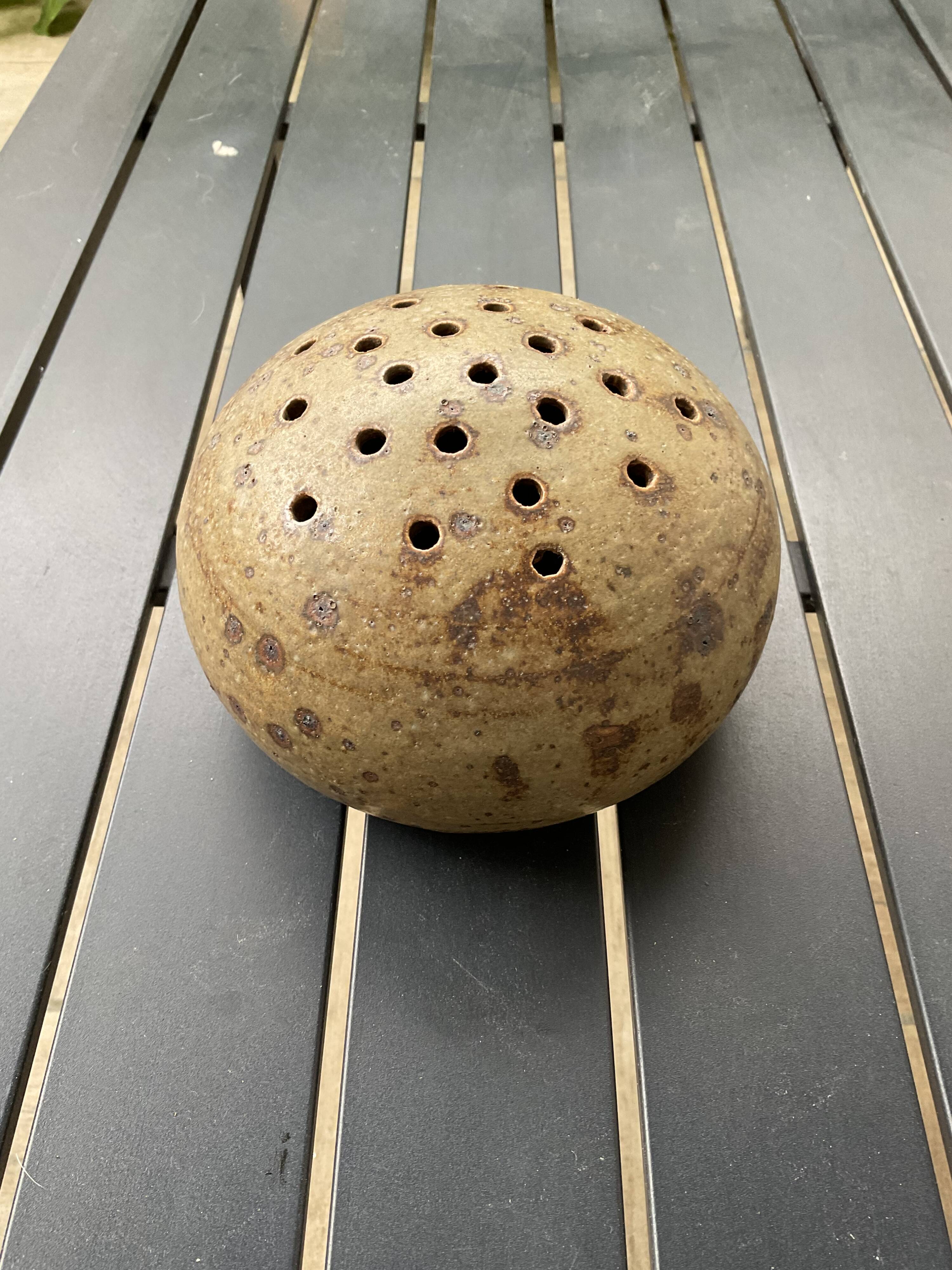 Pique fleurs ,boule en terre cuite.grès.vintage