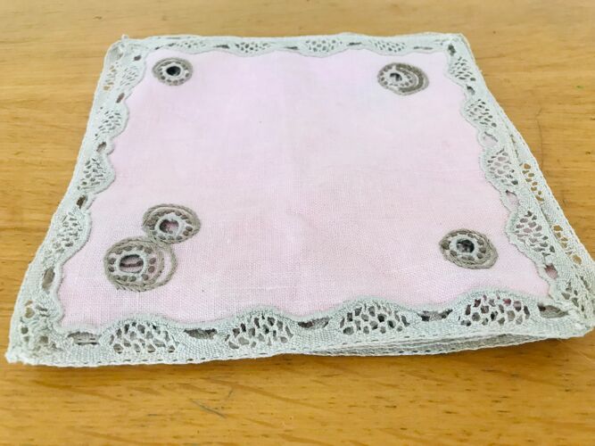 Lot de 6 serviettes ou napperons rose brodées taupes vintage