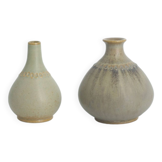 2 vases de scandinaves en grès pistache par Gunnar Borg