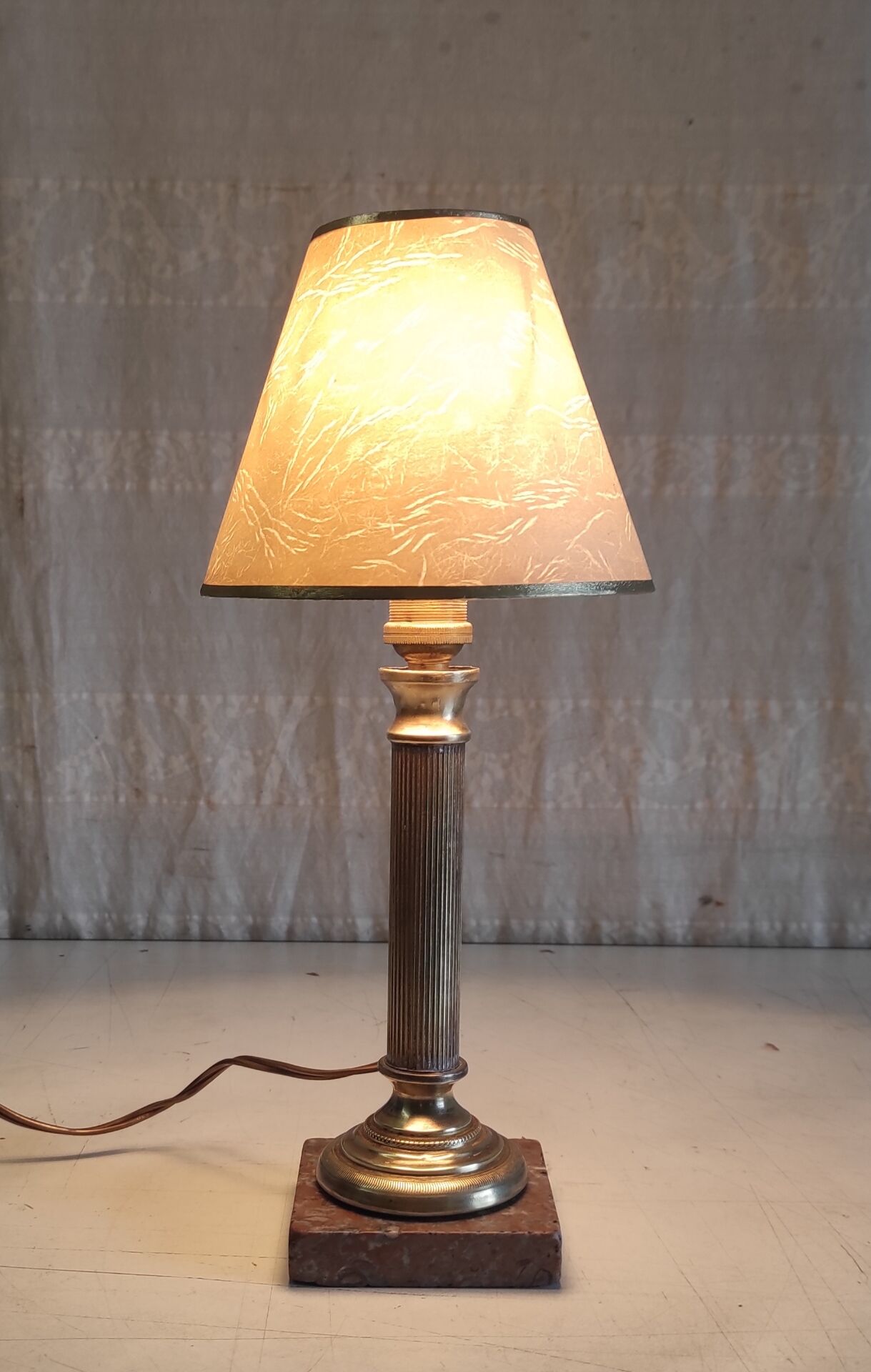 Table lamp in gilded brass and marble - mid 20th century.