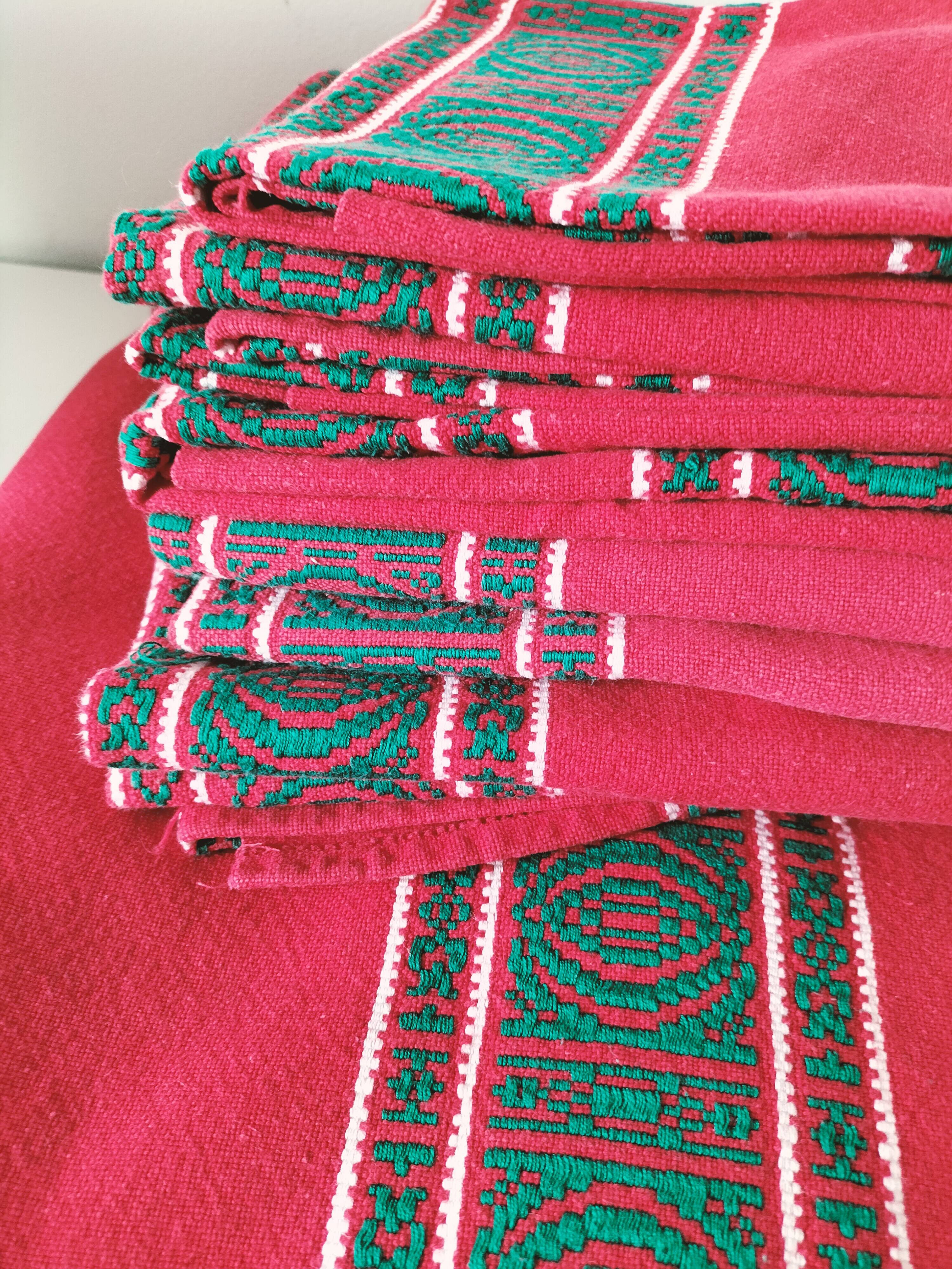 Red Basque tablecloth + 8 emerald green embroidered napkins