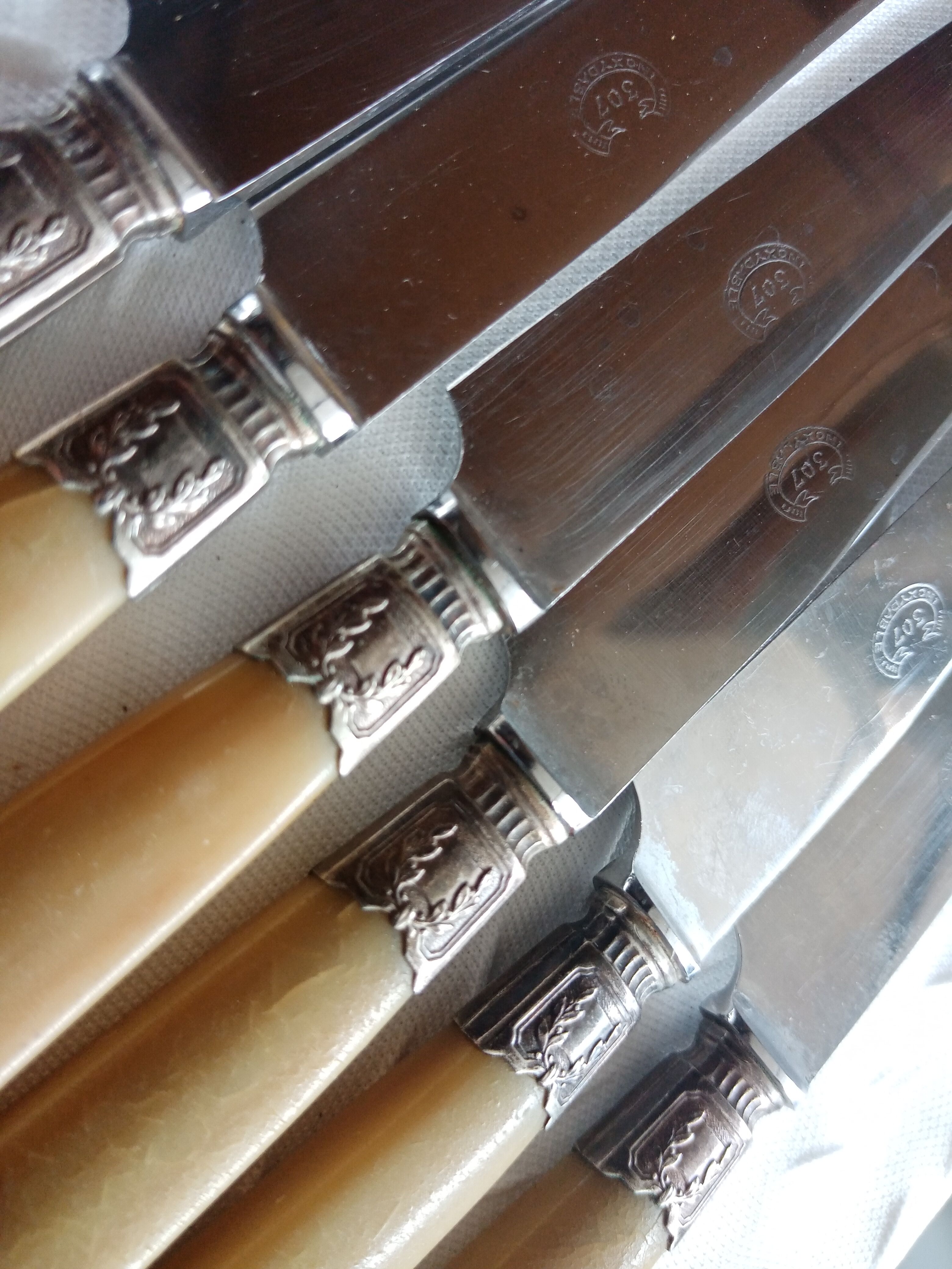 12 Old horn knives and stainless steel blades, Laurier decorative virole