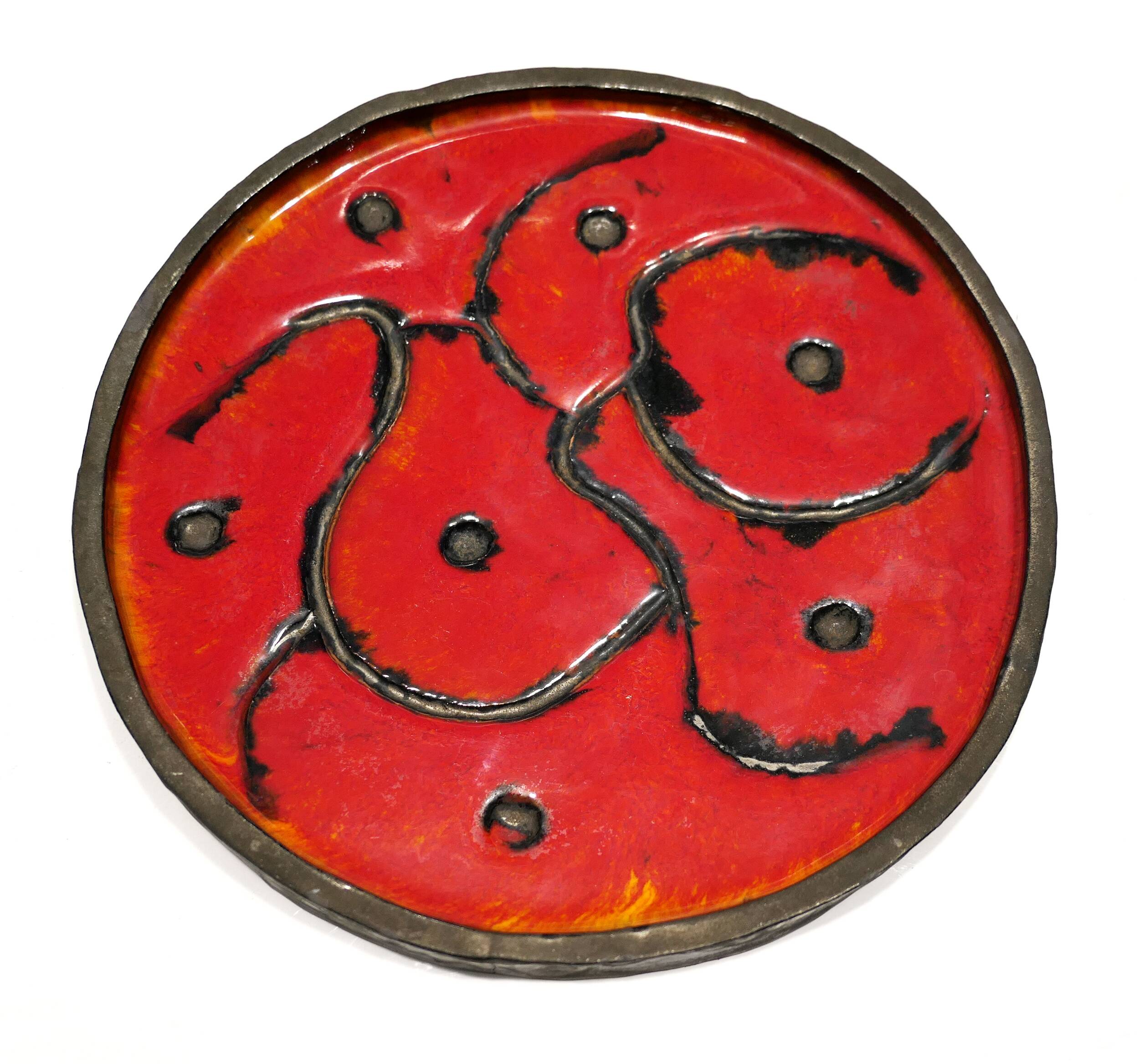 Plat brutaliste circulaire rouge et noir en céramique années 70's