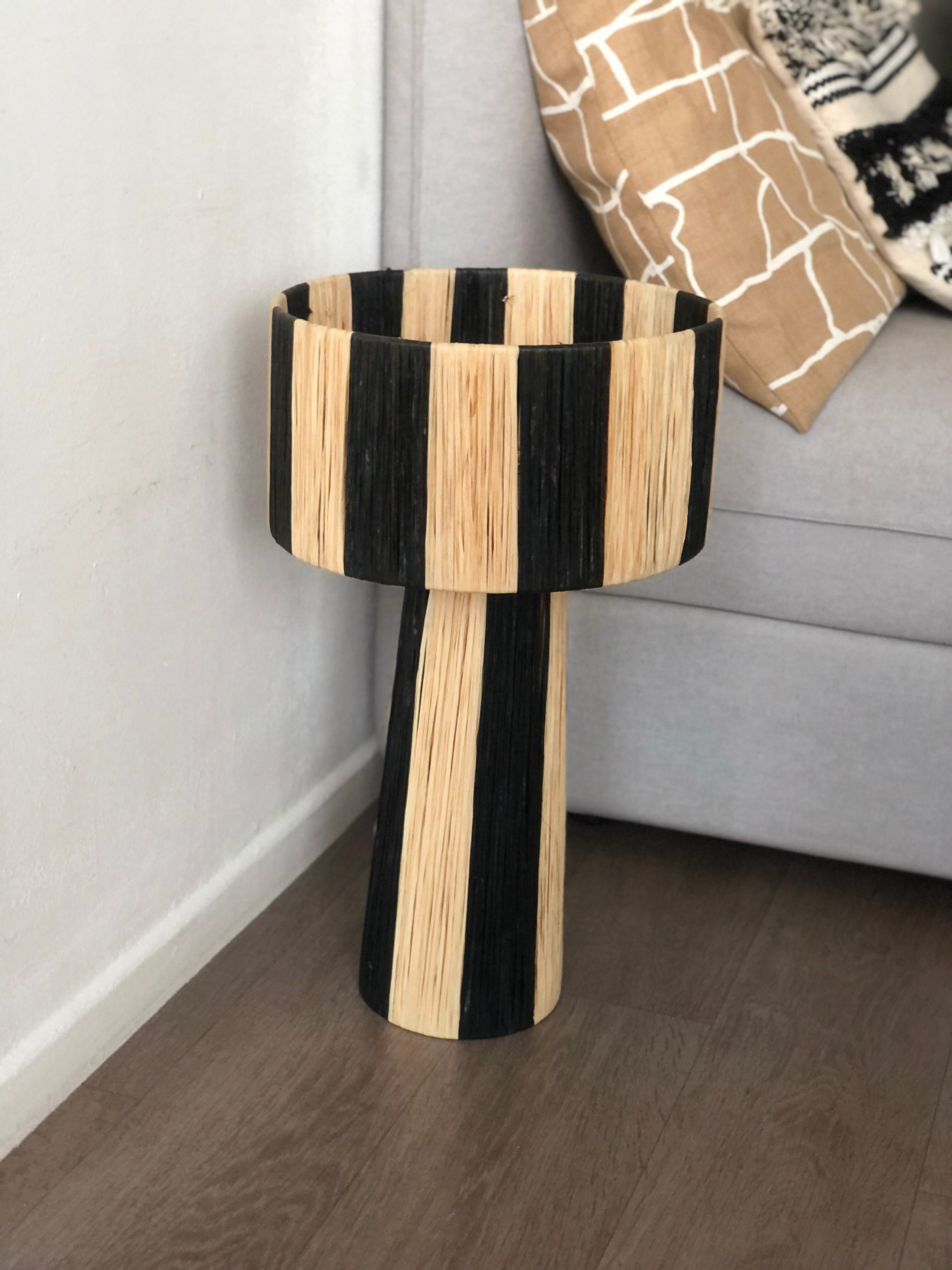 Lamppost in Raphia fine black natural style