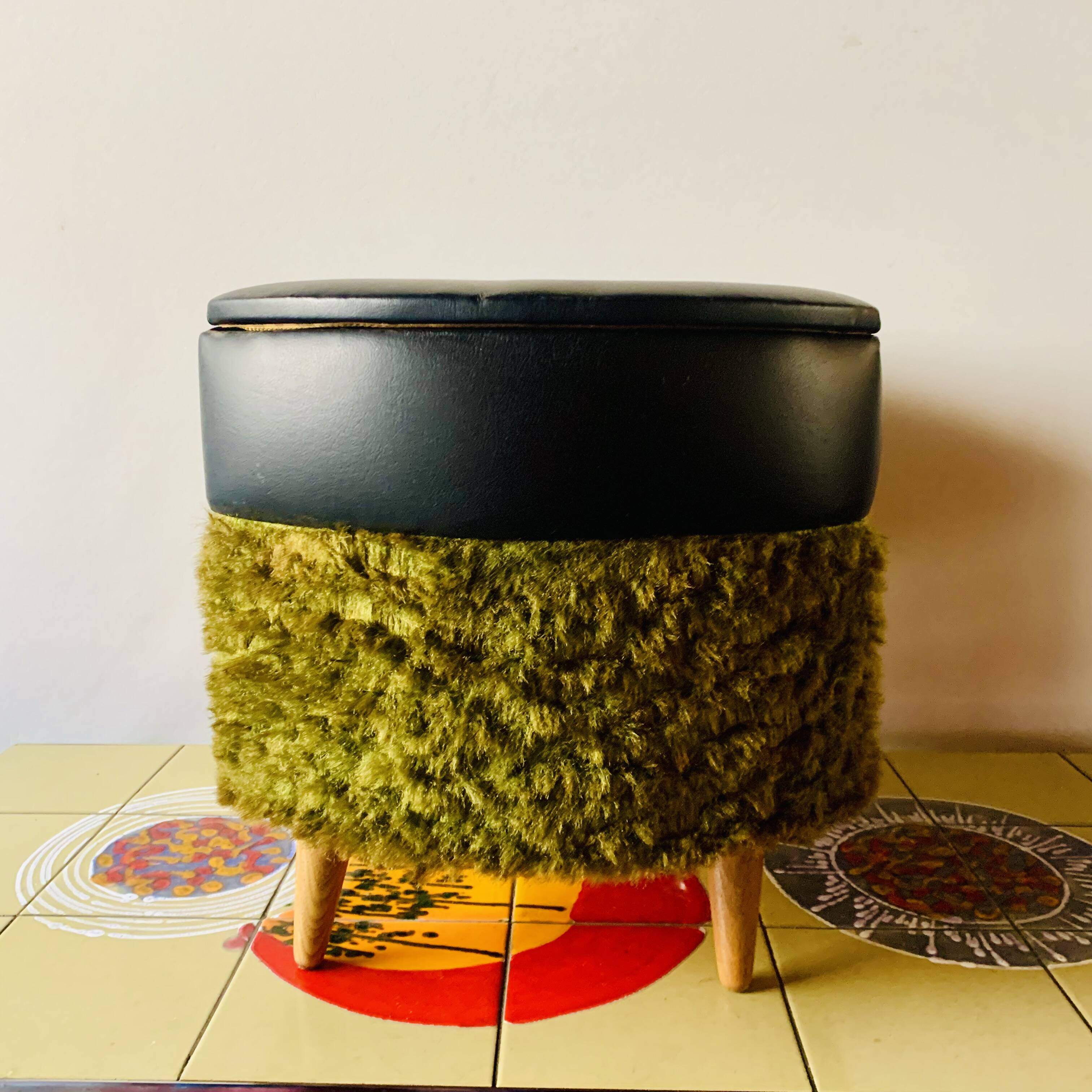 Vintage moumoute chest pouf