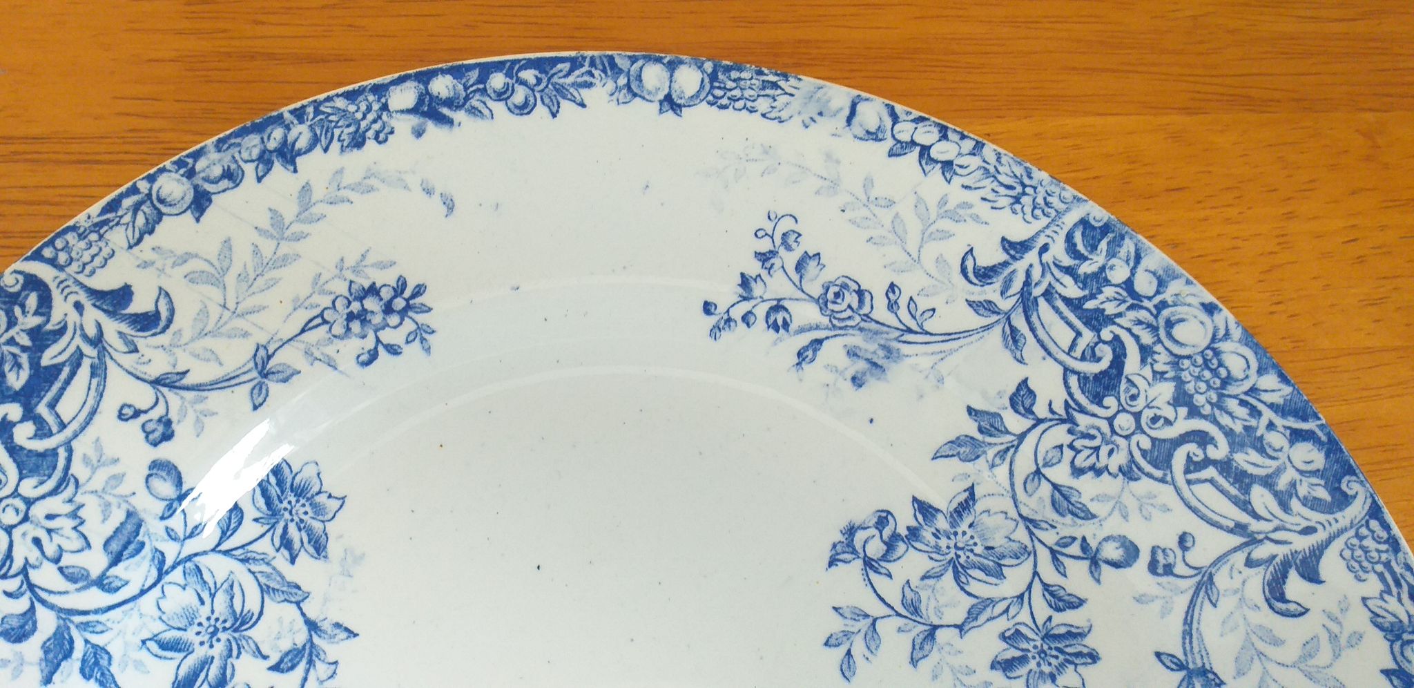 Assiette en porcelaine St Amand modèle Fruits bleu