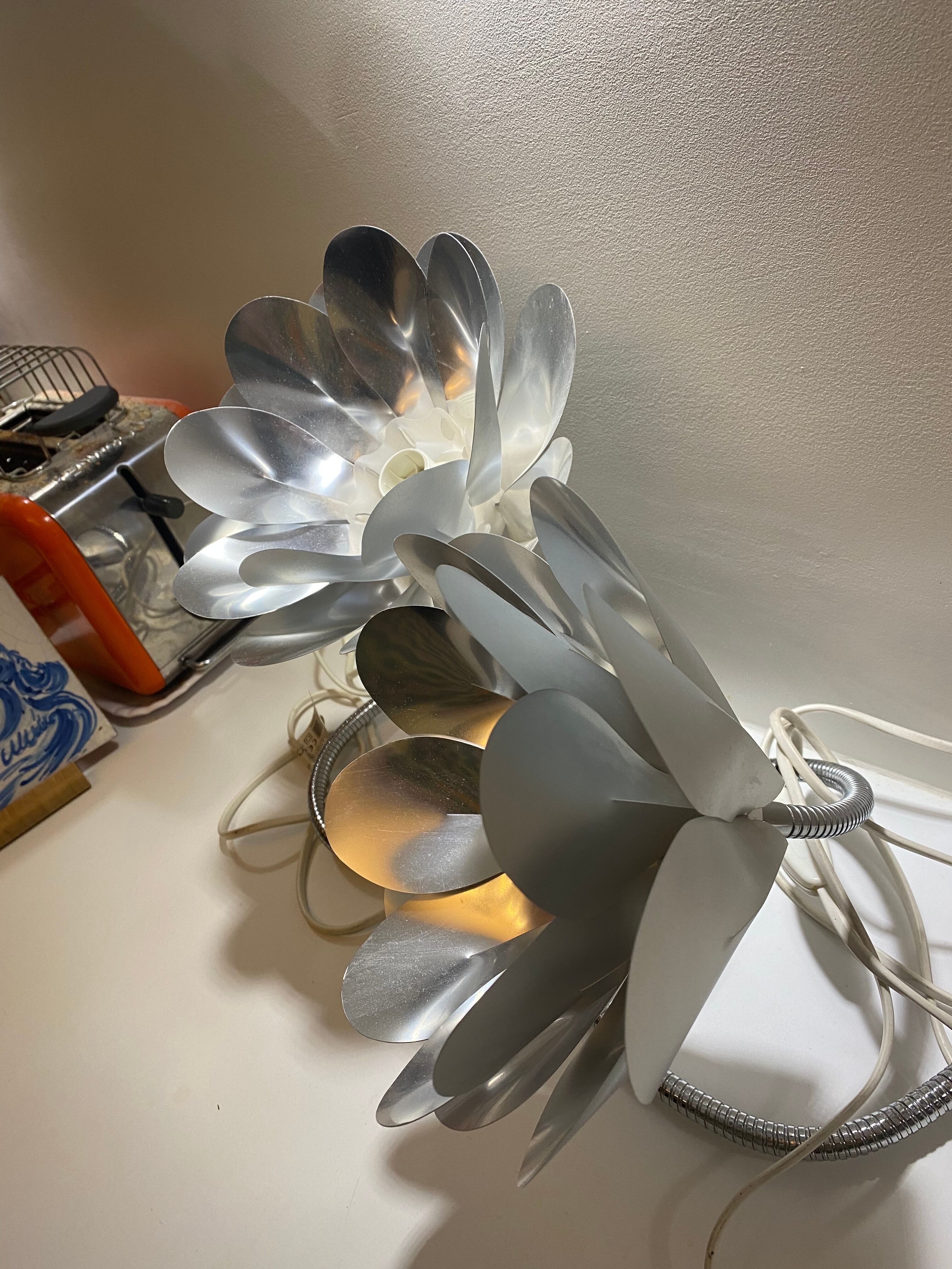 Pair of vintage flower bedside lamps