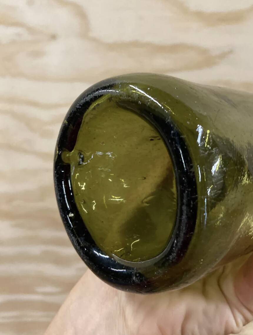 Bouteille ancienne verre verte forme libre