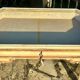 Table basse, vitrine d’exposition en bois peint polychrome