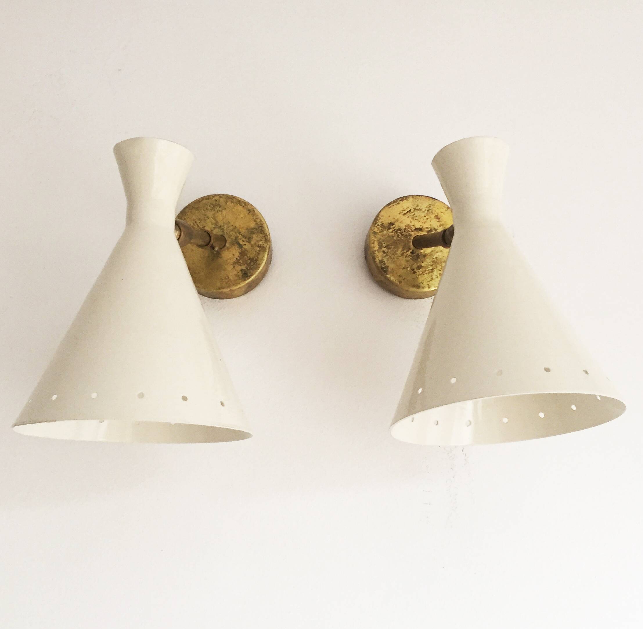 Pair of Italian wall lights in brass and lacquered iron, 1950s design.