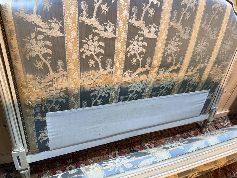 Lit capitonné de style Louis XVI en bois beige