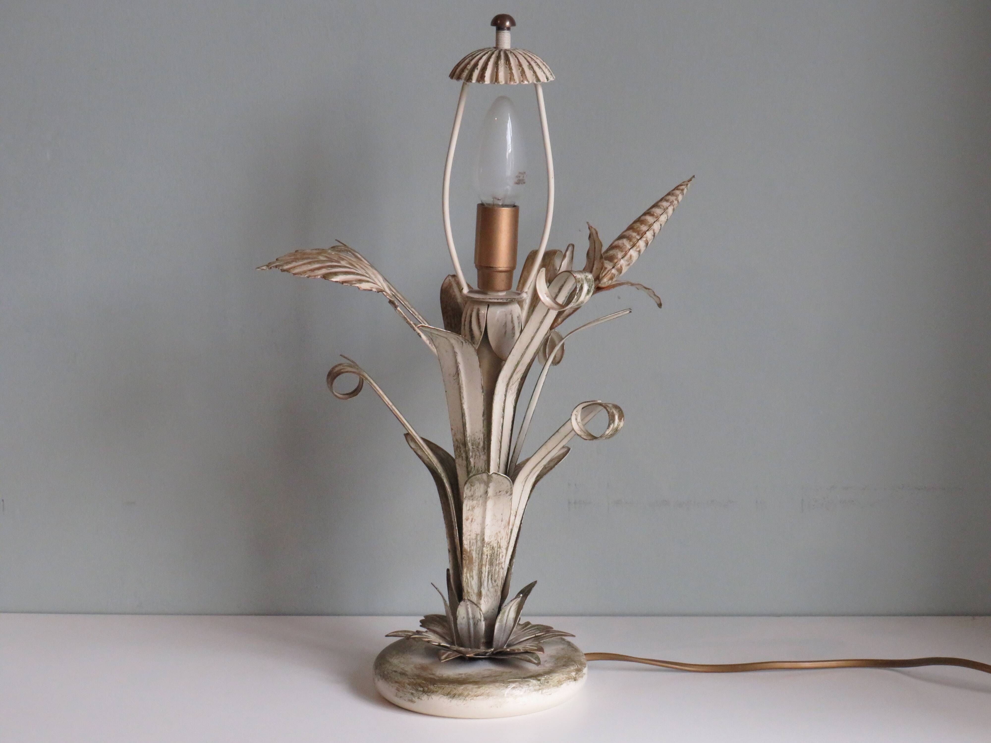 Lampe de table vintage dans le style de hans kögl.