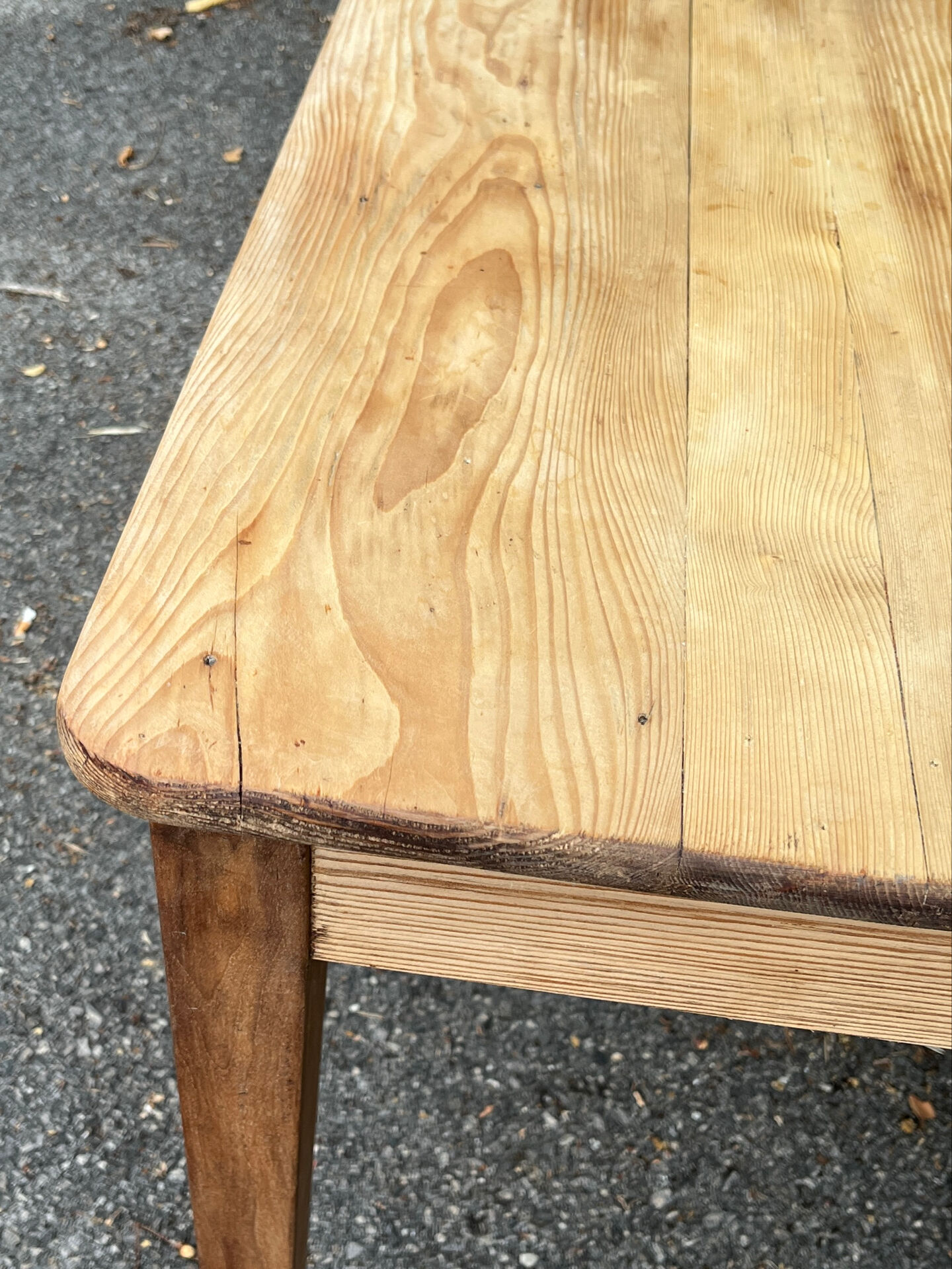 Desk table