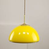 Lampe à suspension italienne du milieu du siècle en verre jaune et laiton