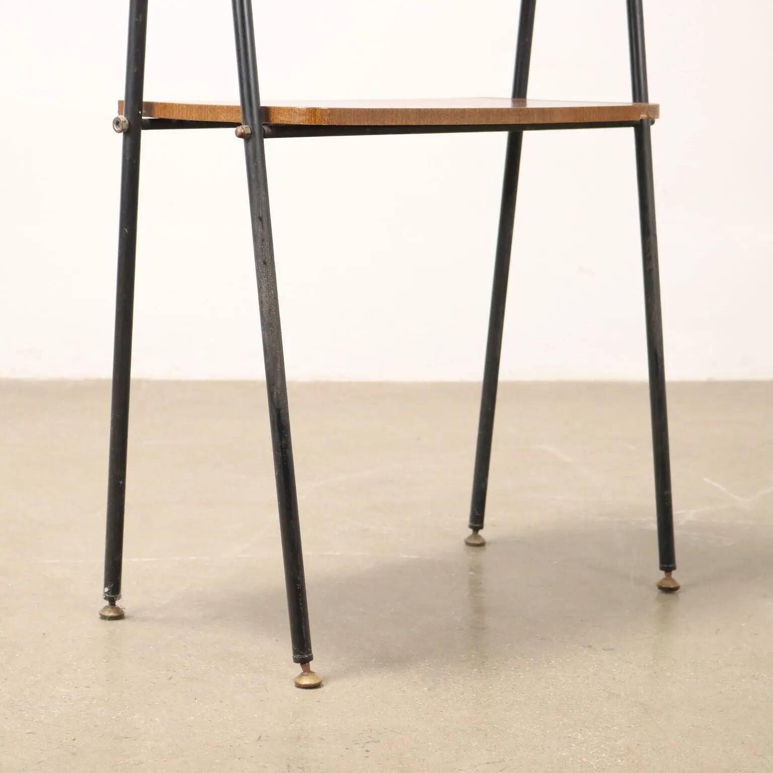 Small vintage piece from the 1960s in mahogany veneer, Italy.