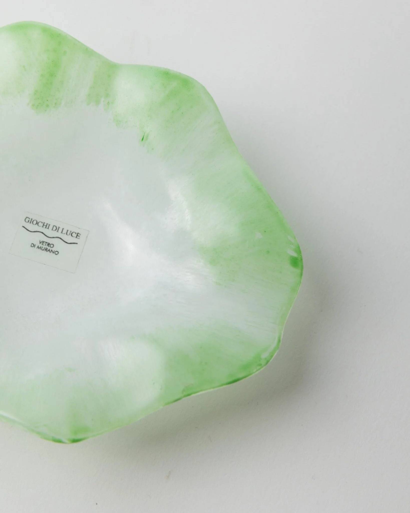 Bol en verre de Murano vert par Giochi di Luce - Plat sculptural ondulé d'Italie des années 1980 pour cendrier ou porte-savon.