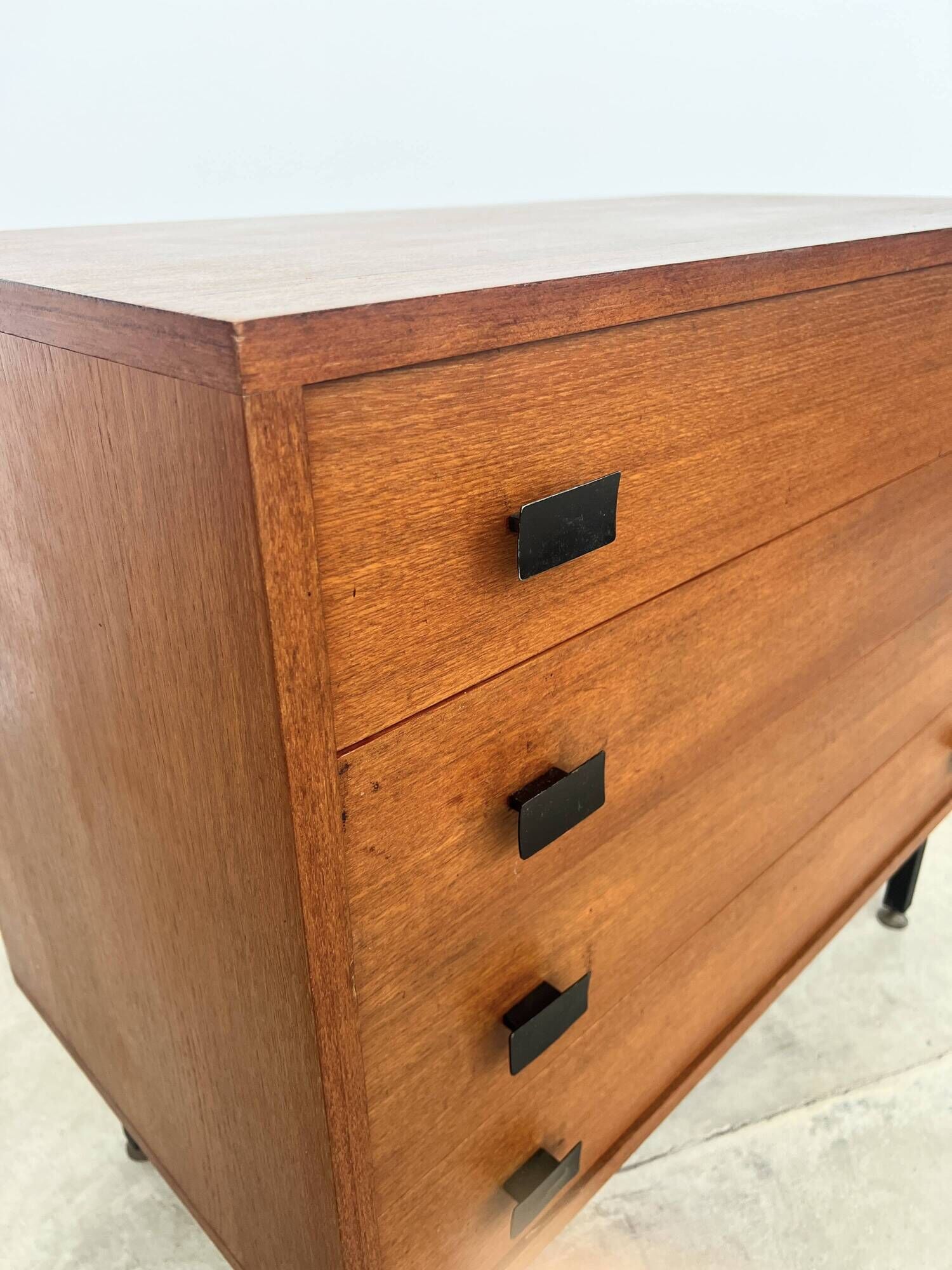 Commode 4 tiroirs moderniste par Antoine Philippon et Jacqueline Lecoq
