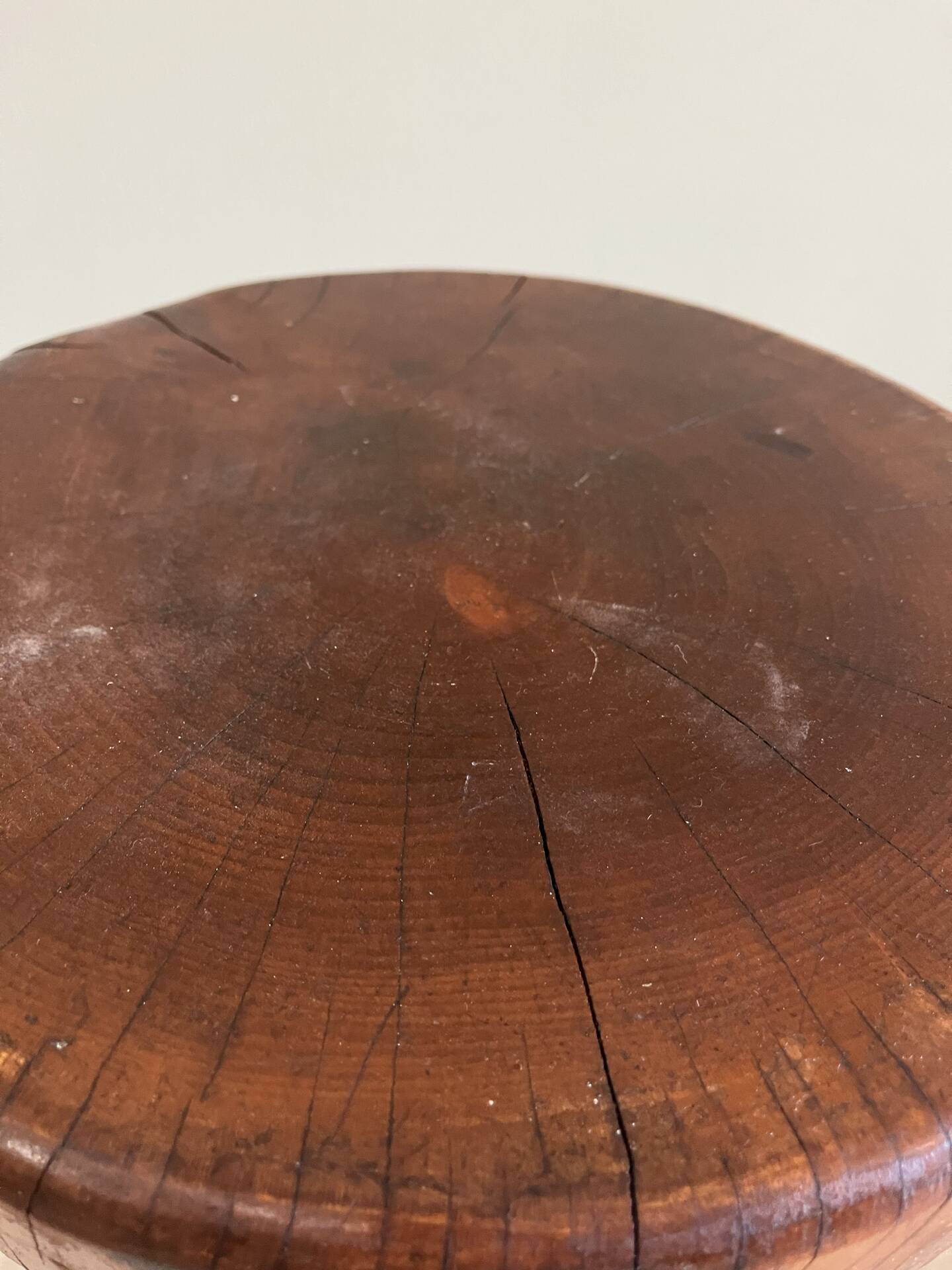 Tabouret tripode brutaliste