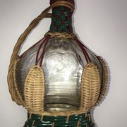 Carafe en verre Castagnon recouverte d'osier avec boite à musique