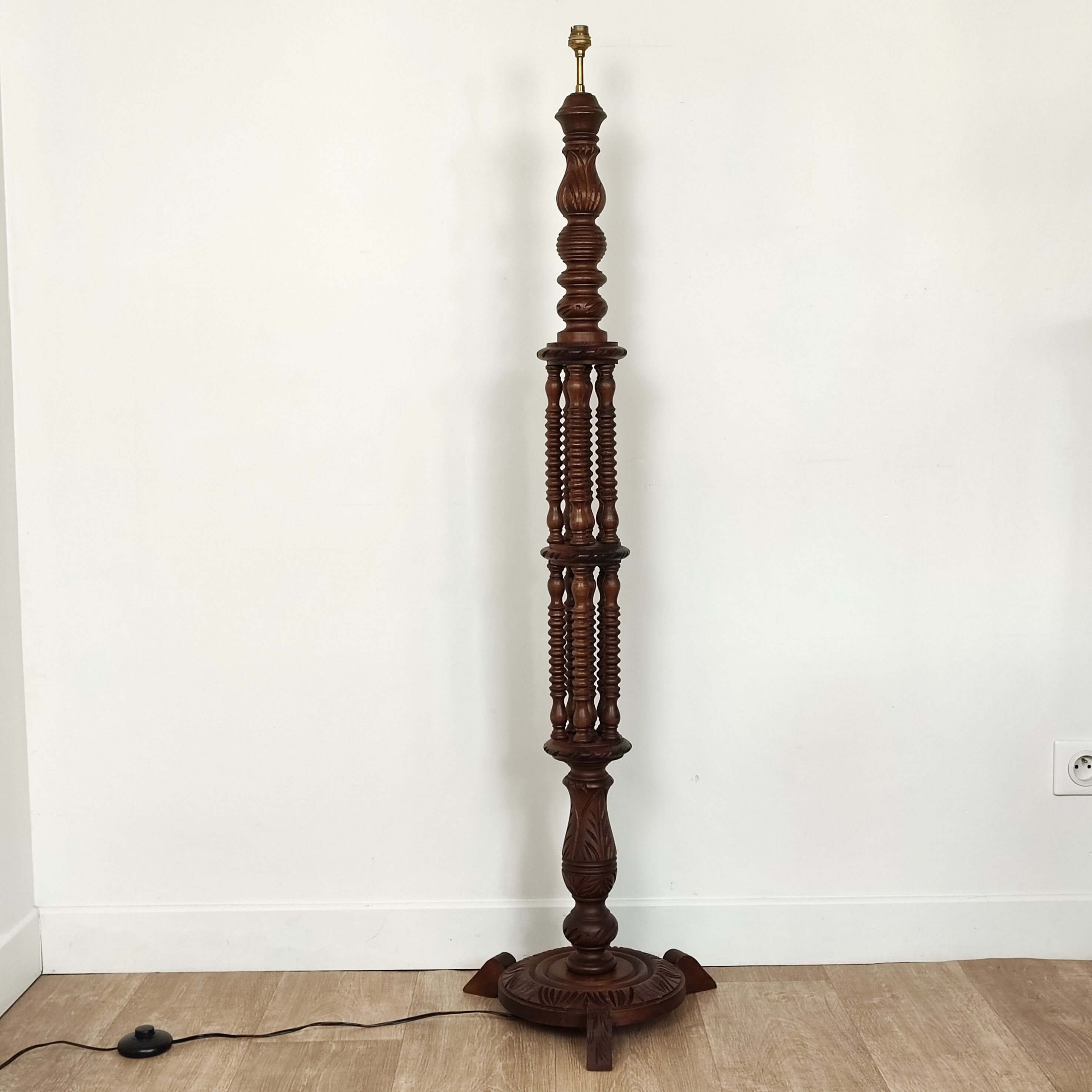 Lampadaire en bois tourné vintage
