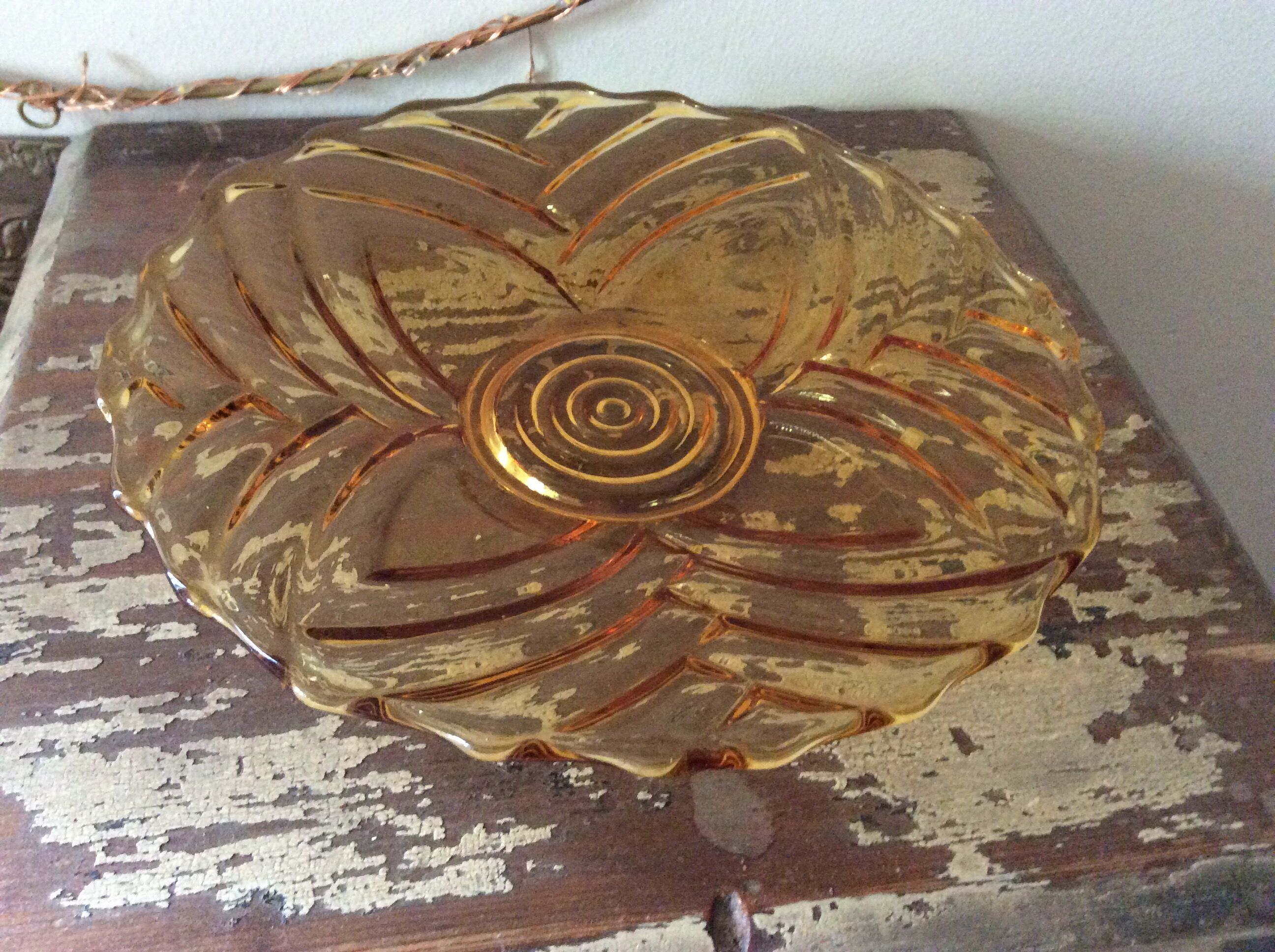 Series of 10 amber plates