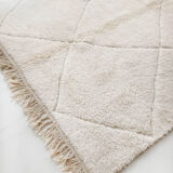 Tapis berbère marocain béni ouarain écru uni à losanges gravés 310x202cm