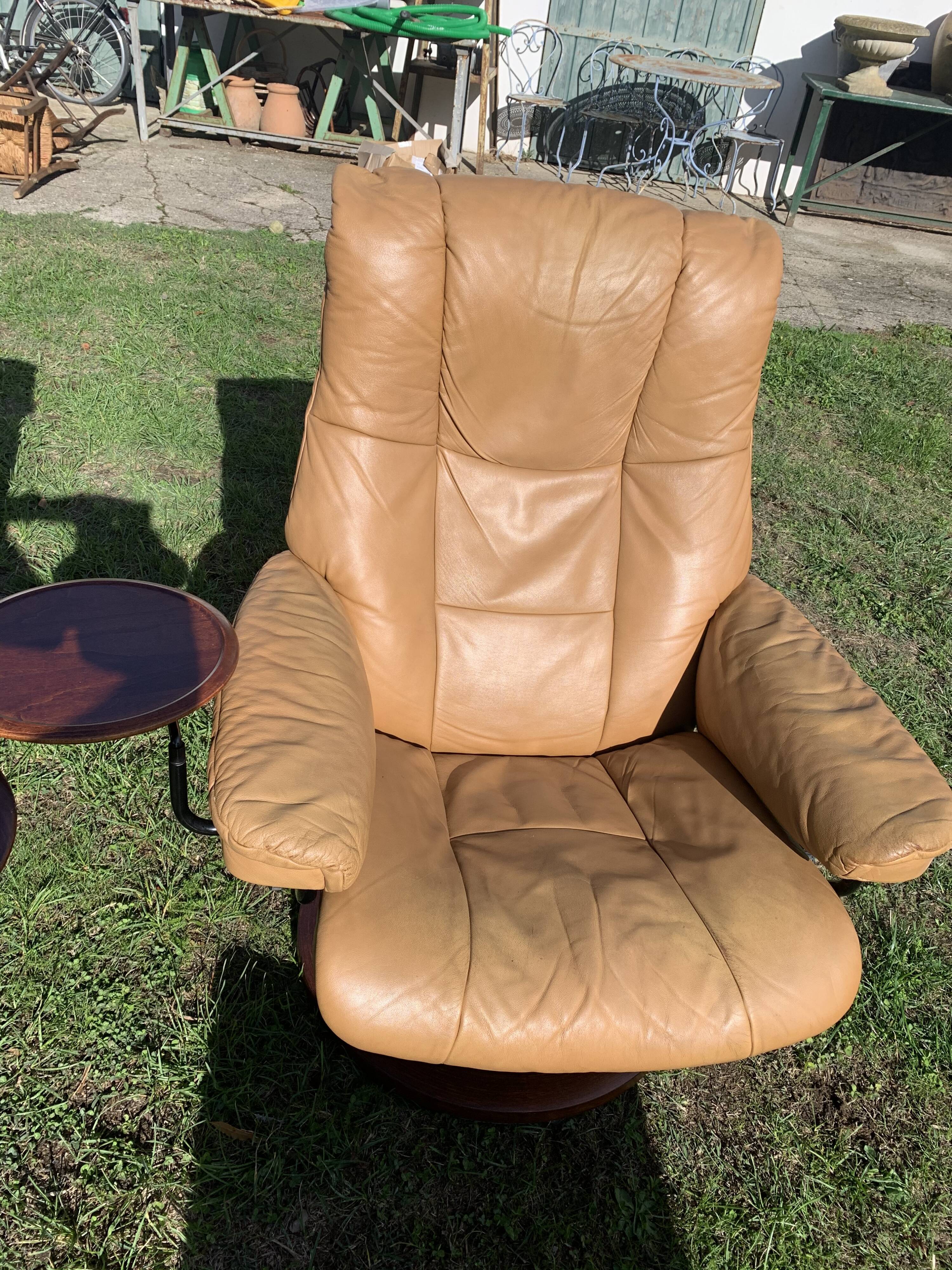 Paire de fauteuils et ottoman cuir marron stressless erkones