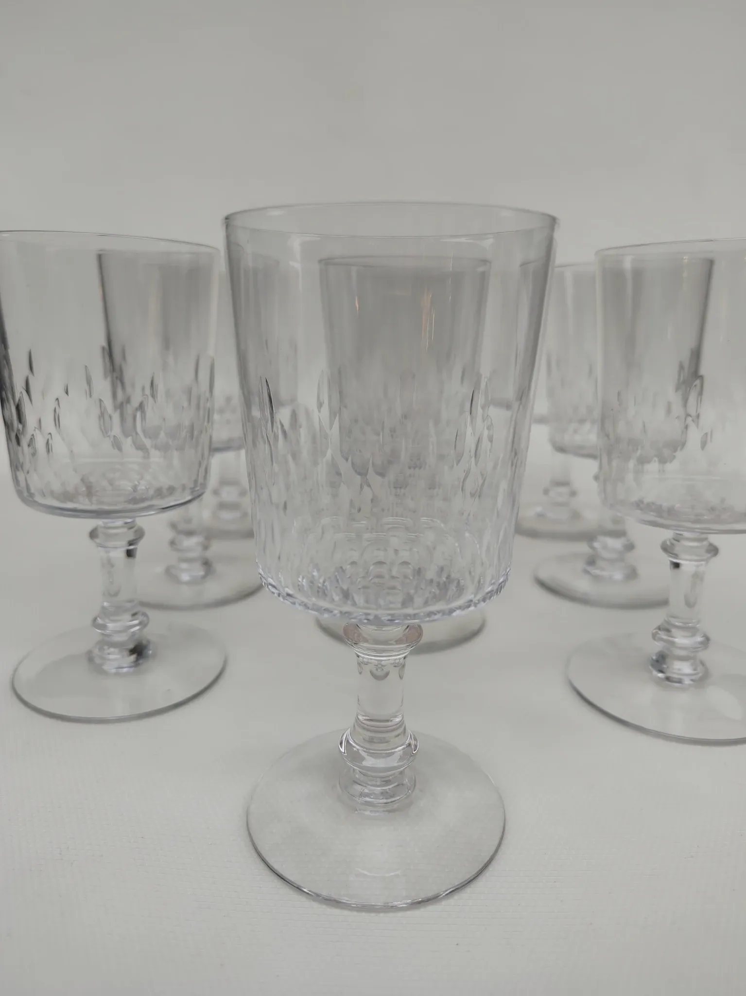 9 grands verres en cristal de Baccarat, modèle Champigny.