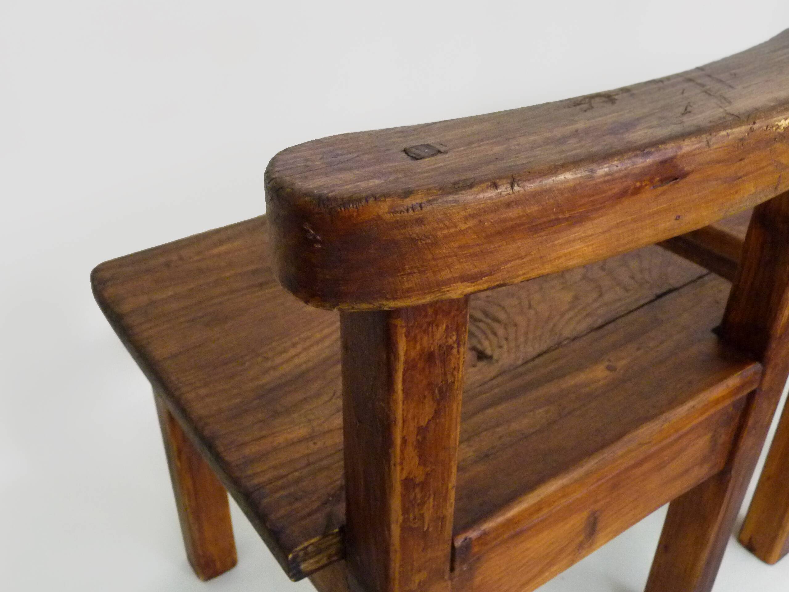 Paire de chaises basses brutaliste en bois massif. Années 60