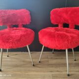 Paire de chaises moumoute rouge cardinal authentiques années 60
