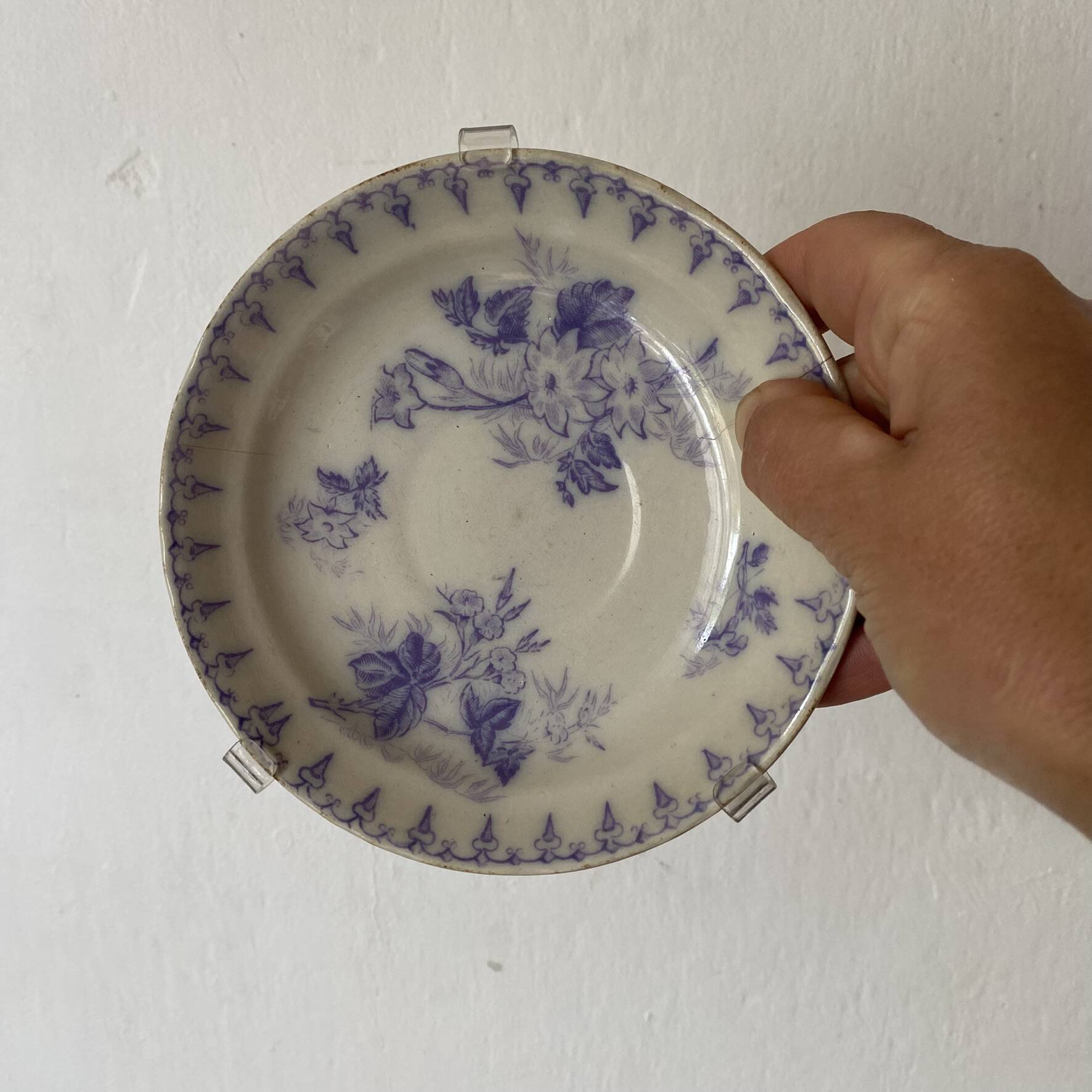 Assiettes en terre de fer décor Flore , coupelles  anciennes
