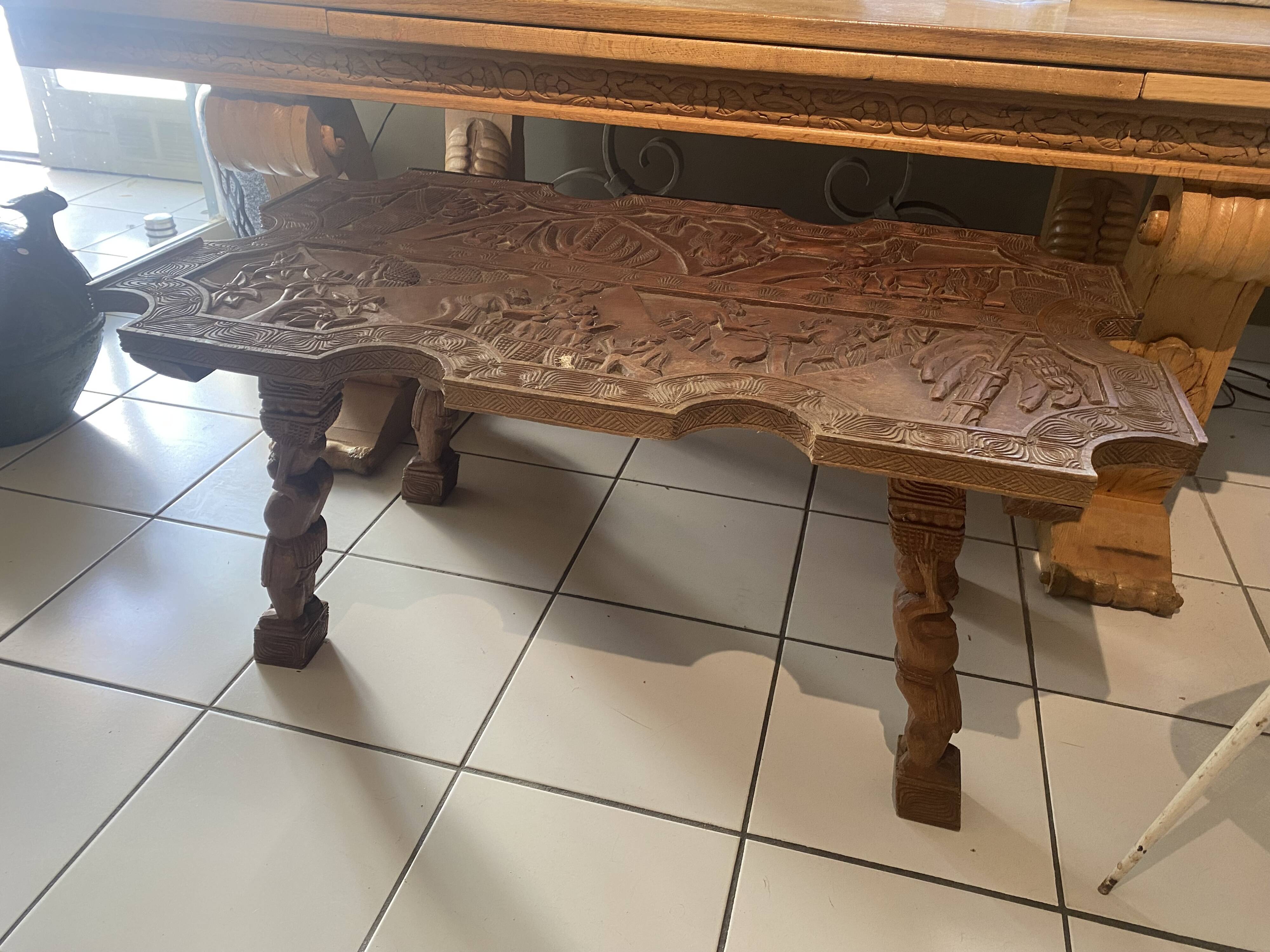 Table en bois sculpté africaniste