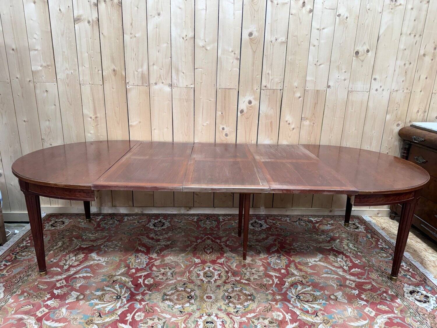Extendable oval table in Louis XVI style – Mottled mahogany – 19th century
