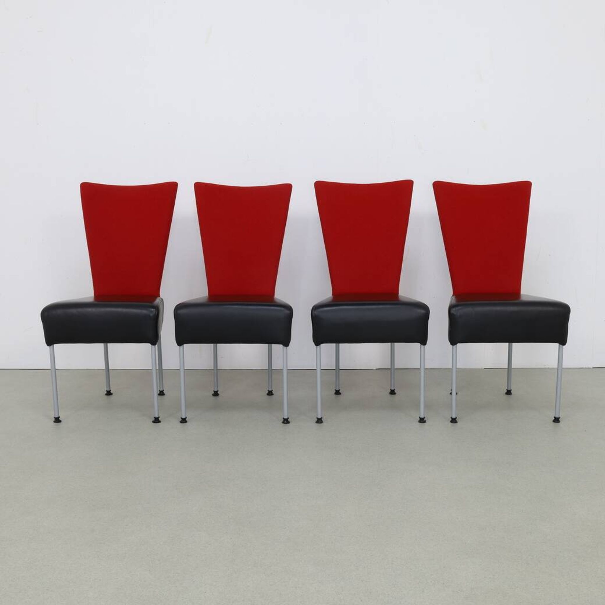 Ensemble de 4 chaises de salle à manger postmodernes bicolores, années 1980