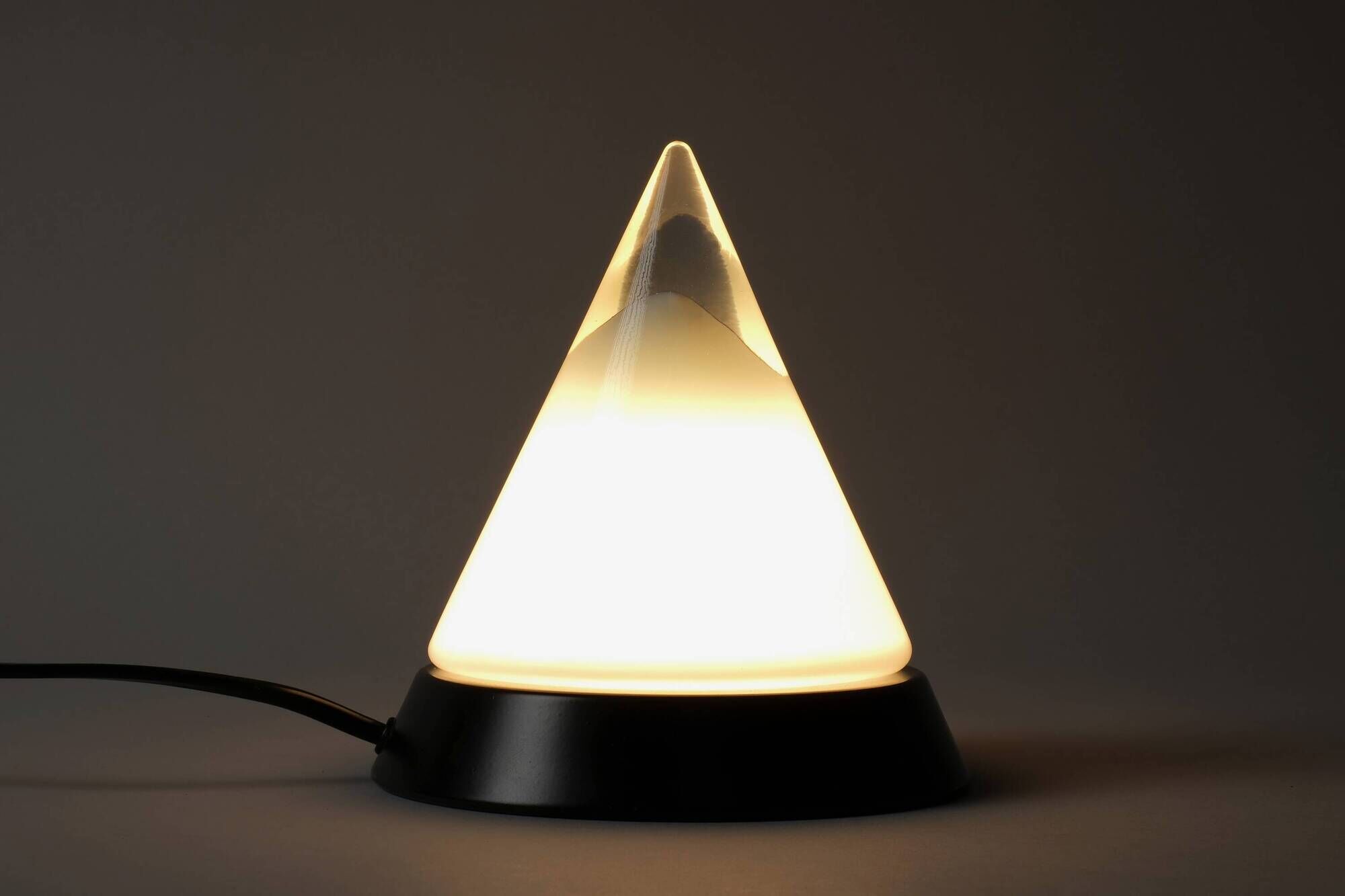Lampe de table conique Kibo de Peill & Putzler, design postmoderne des années 1980.