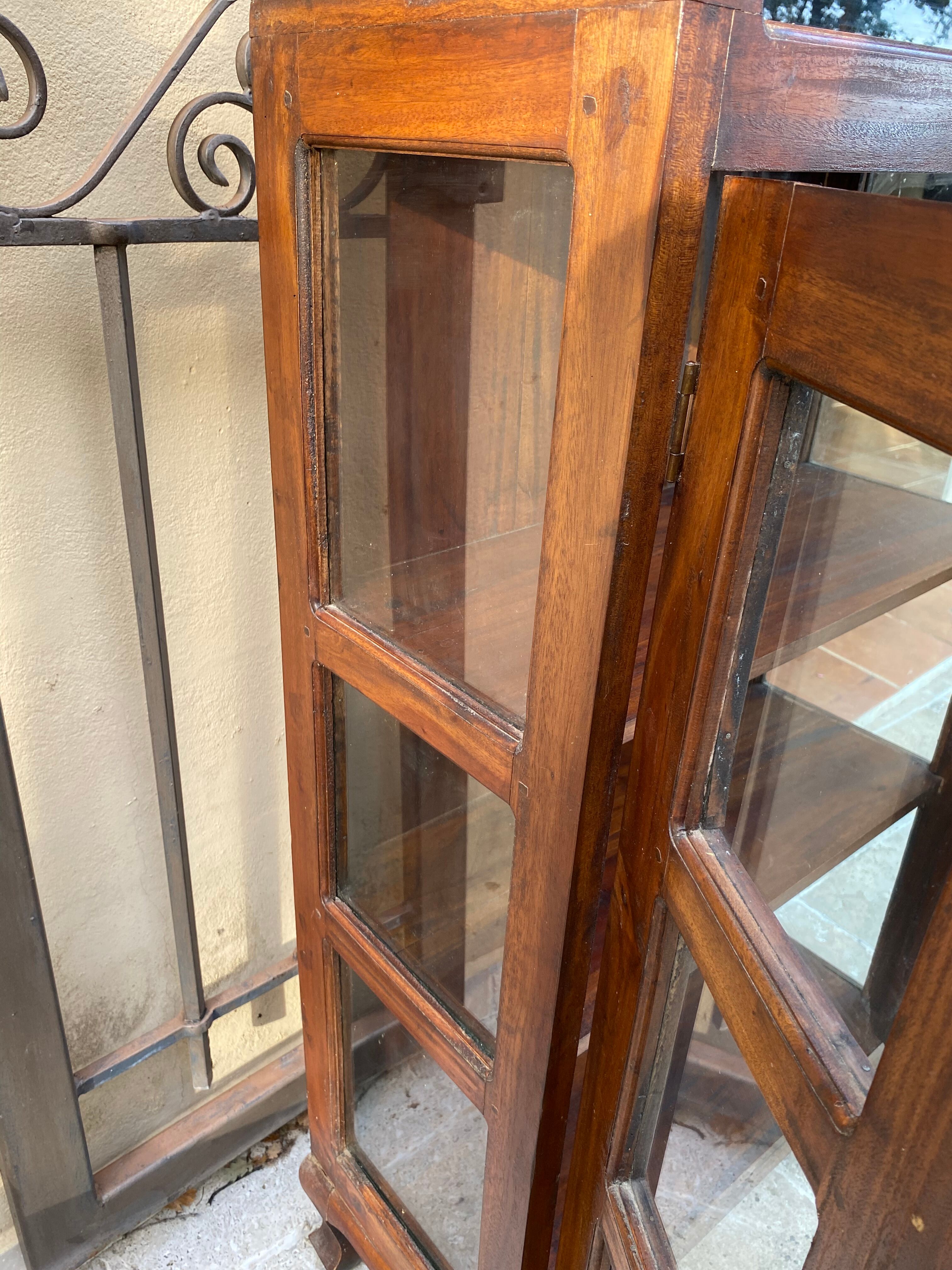 Exotic showcase cabinet 2 doors with key