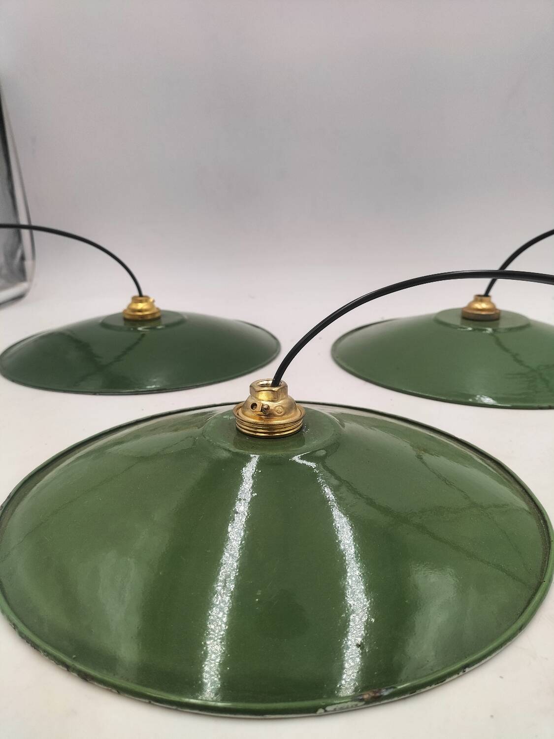 Enamelled sheet metal suspensions