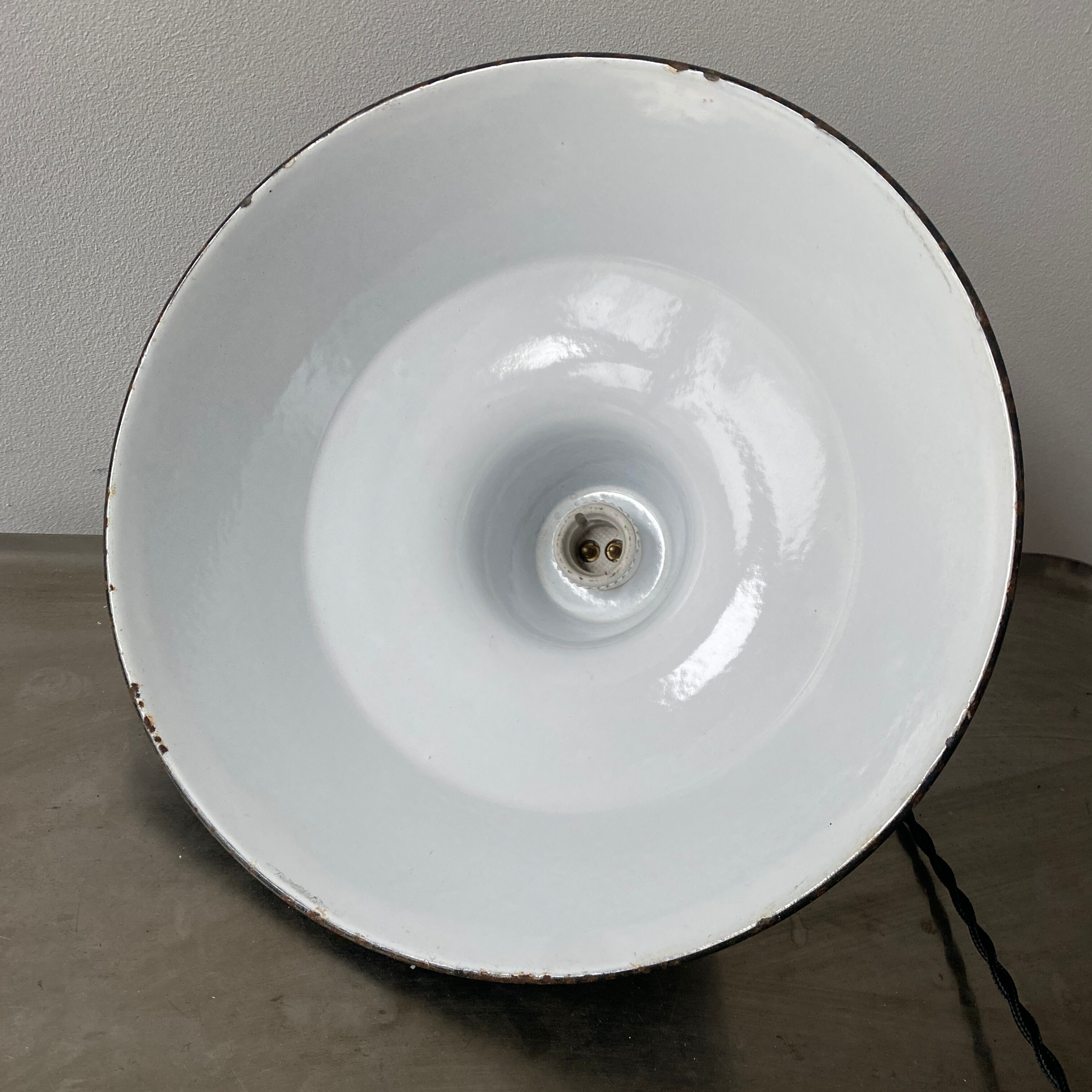 Lot 2 old industrial enamelled suspensions 30 cm