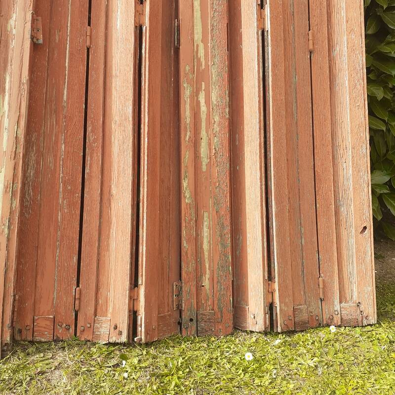 Volets anciens persiennes en parties hautes panneaux pliants bois massif