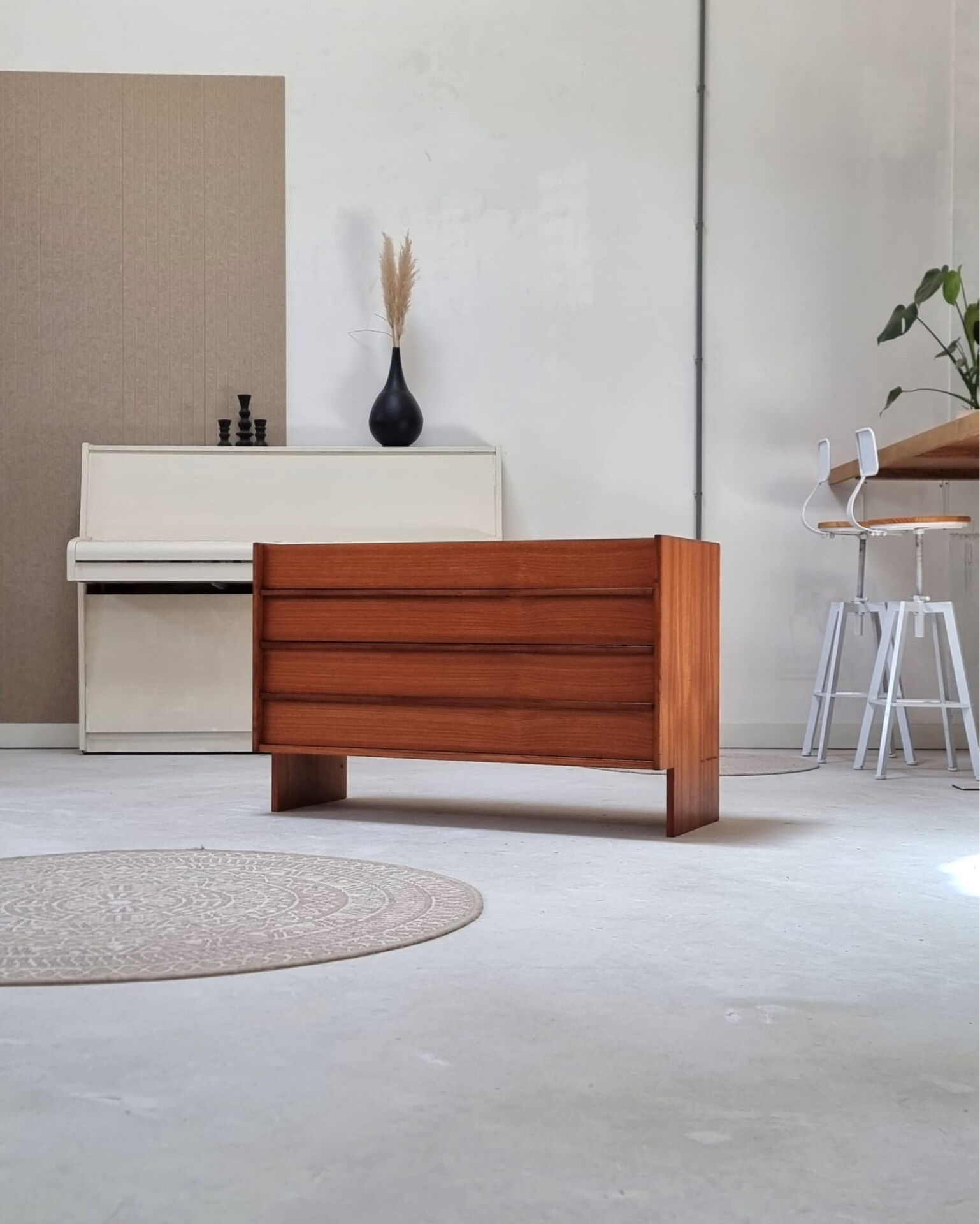 Mid-century chest of drawers